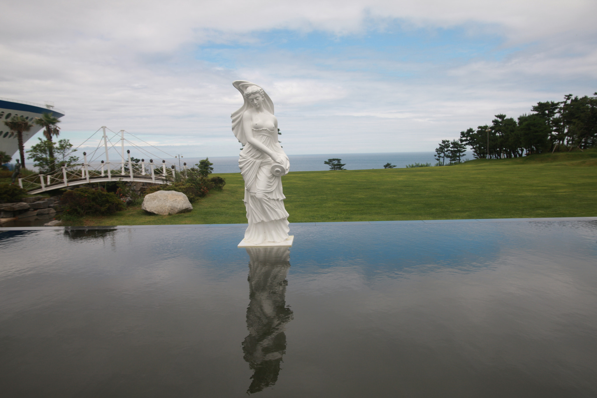 Sigma 17-35mm f/2.8-4 EX DG Aspherical HSM sample photo. Reflexion photography