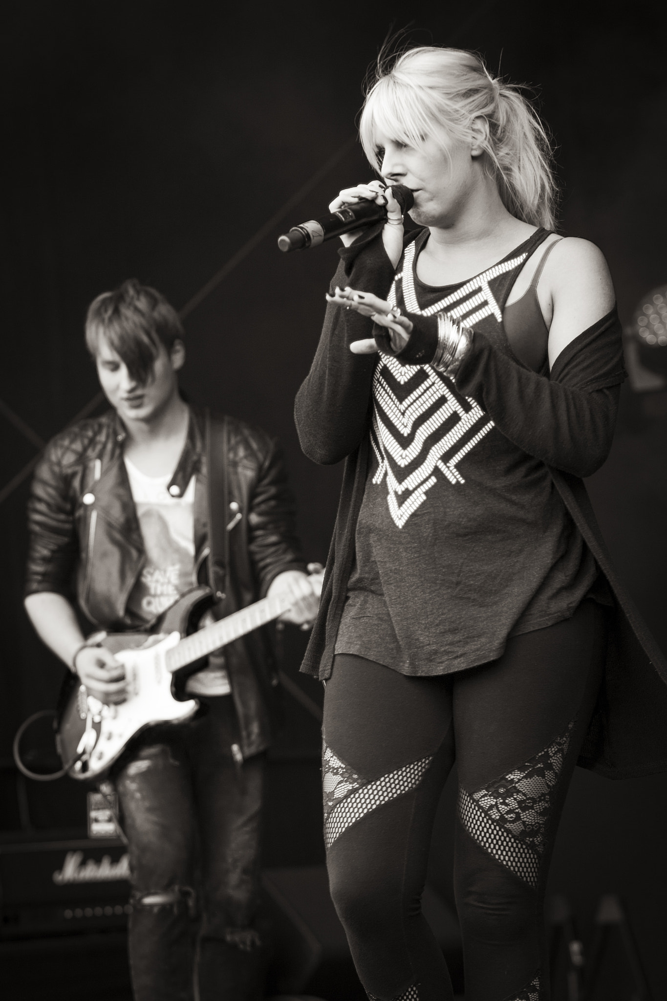 Canon EOS-1D Mark III sample photo. Guitar in the background... photography