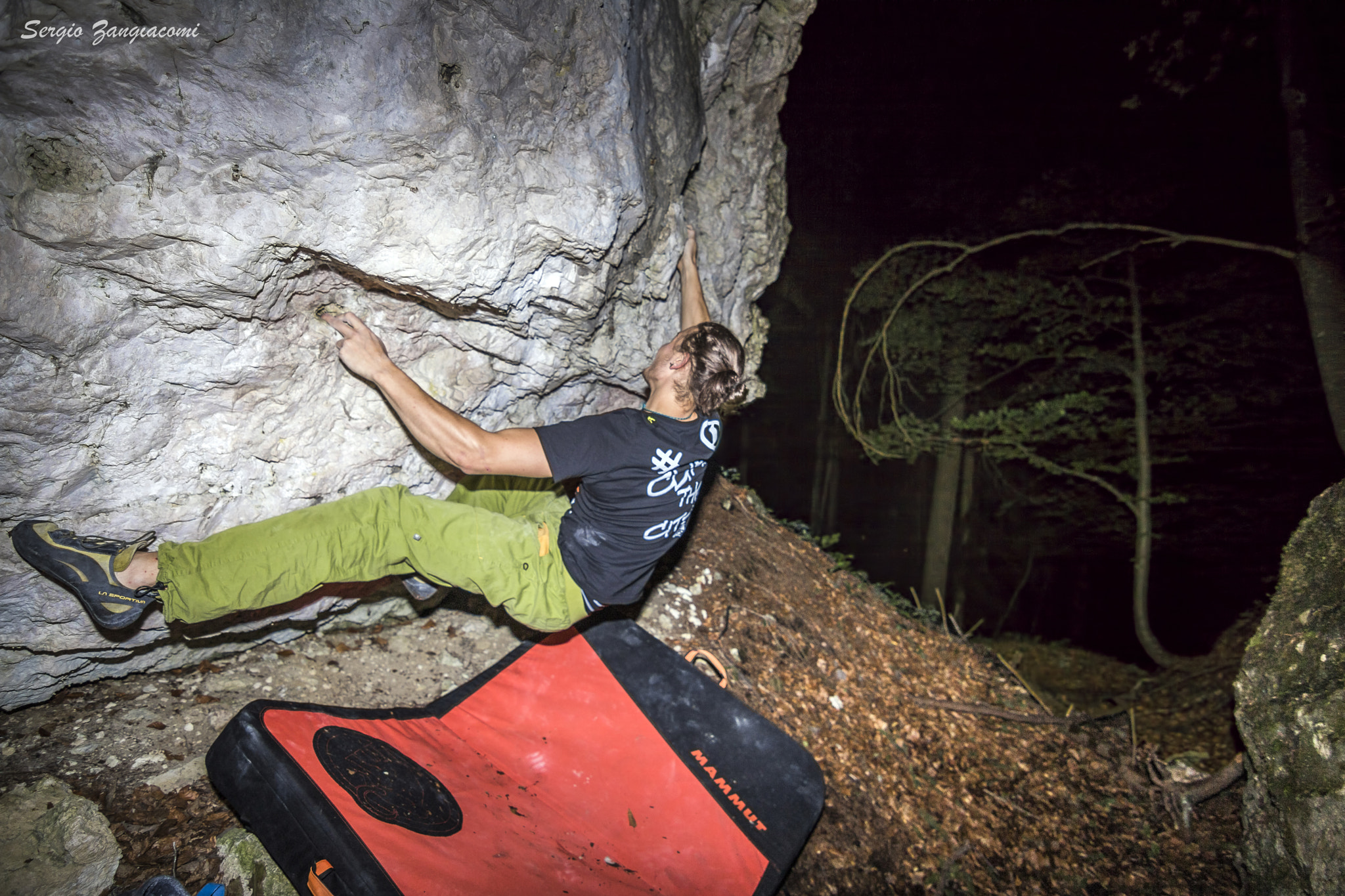 Canon EOS 750D (EOS Rebel T6i / EOS Kiss X8i) sample photo. Night climber photography