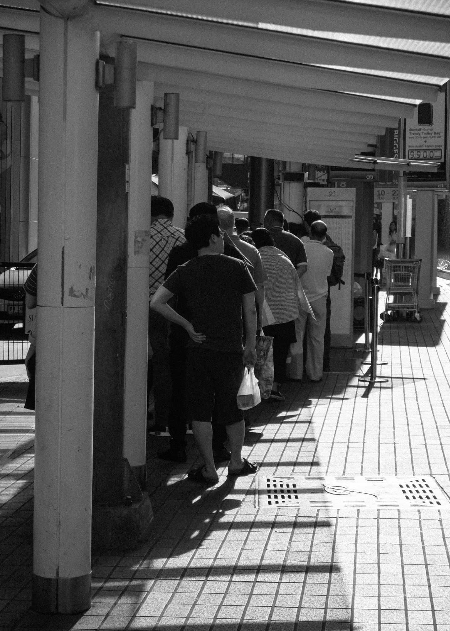 Panasonic Lumix DMC-G3 + LUMIX G VARIO PZ 14-42/F3.5-5.6 sample photo. Taxi queue photography