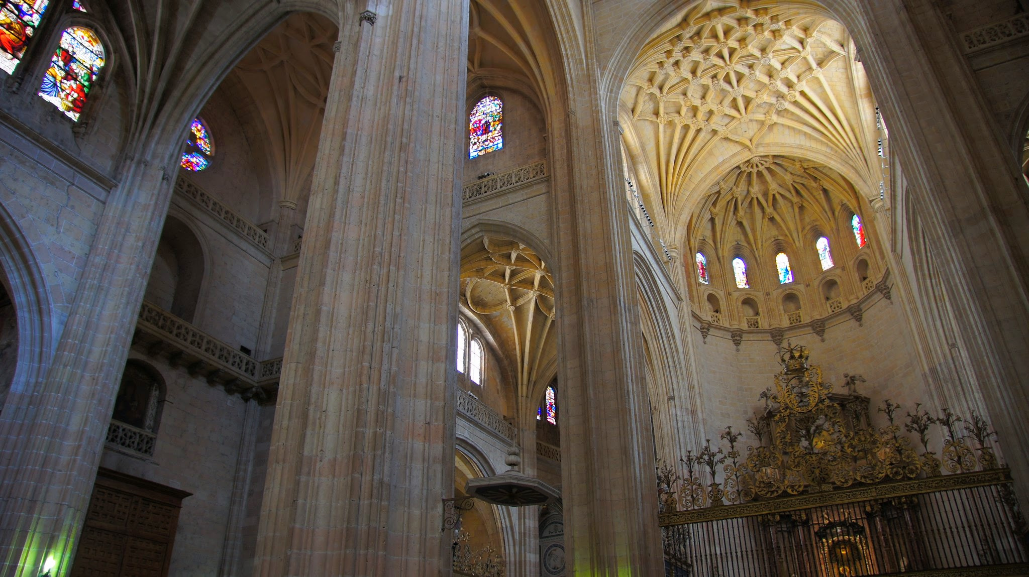 Sony SLT-A33 + Sony DT 16-105mm F3.5-5.6 sample photo. Segovia cathedral photography