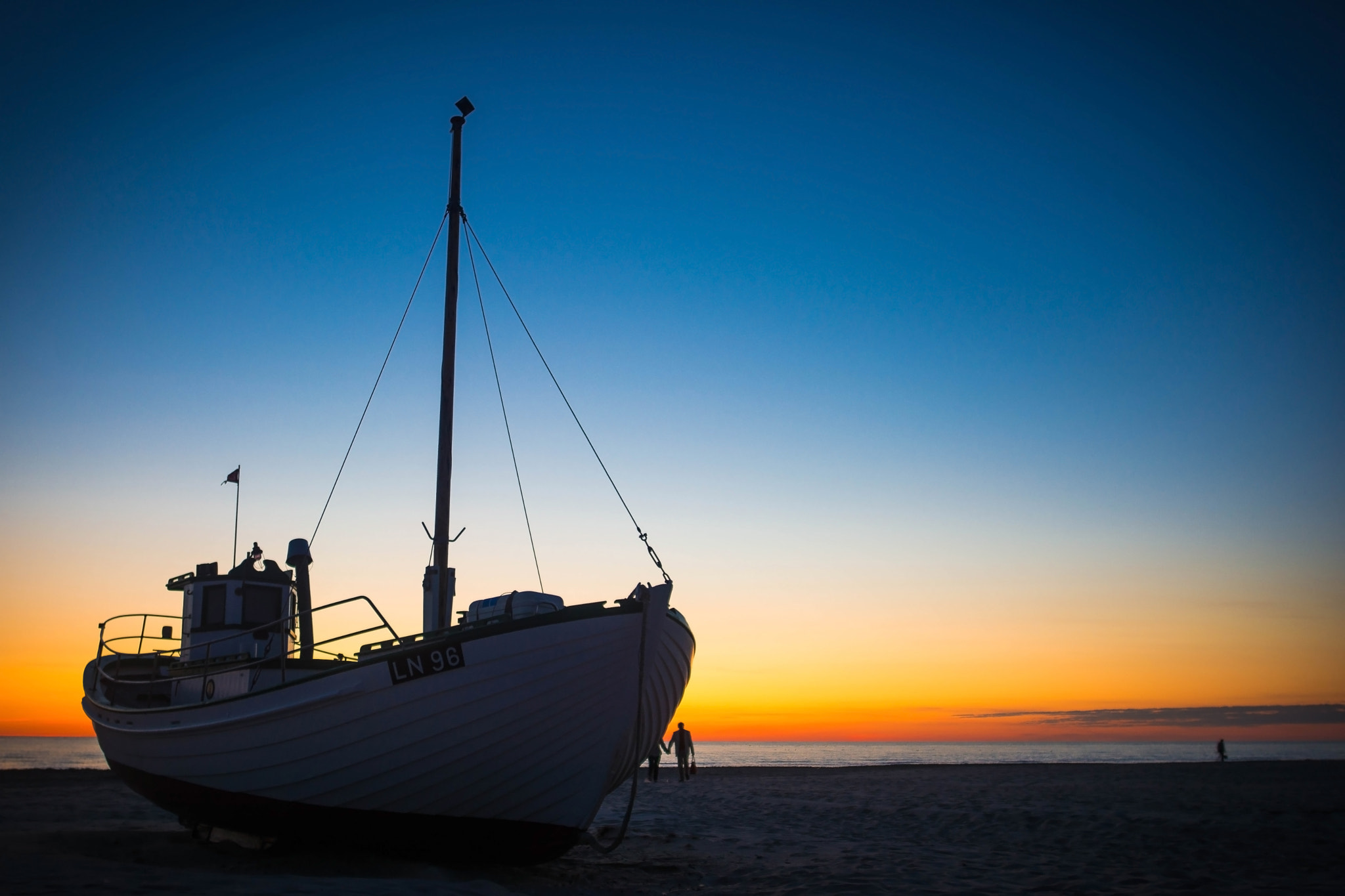 Nikon D7100 + Nikon AF-S Nikkor 20mm F1.8G ED sample photo. Holding hands photography