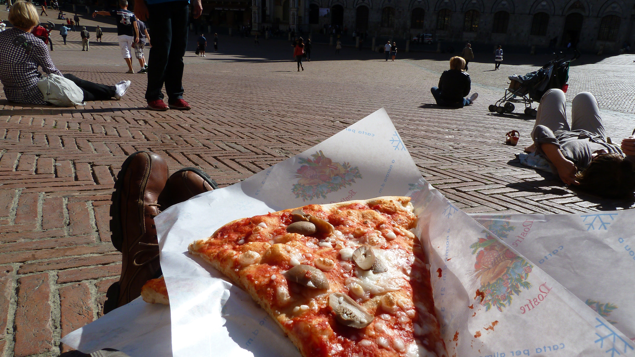 Panasonic Lumix DMC-ZS5 (Lumix DMC-TZ8) sample photo. Pizza in sienna's piazza del campo photography