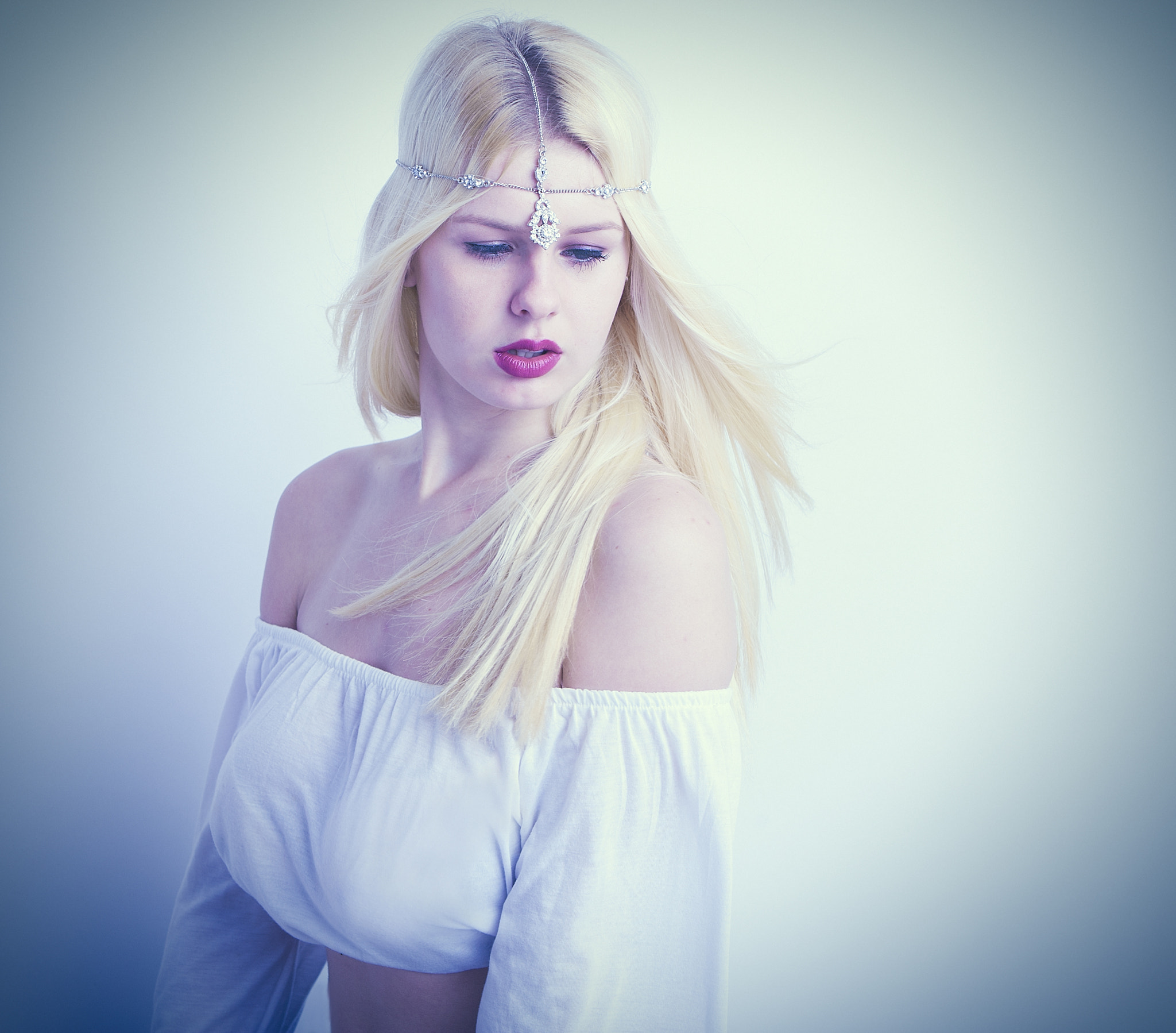 Canon EOS-1D Mark III sample photo. The girl with the head jewelry photography