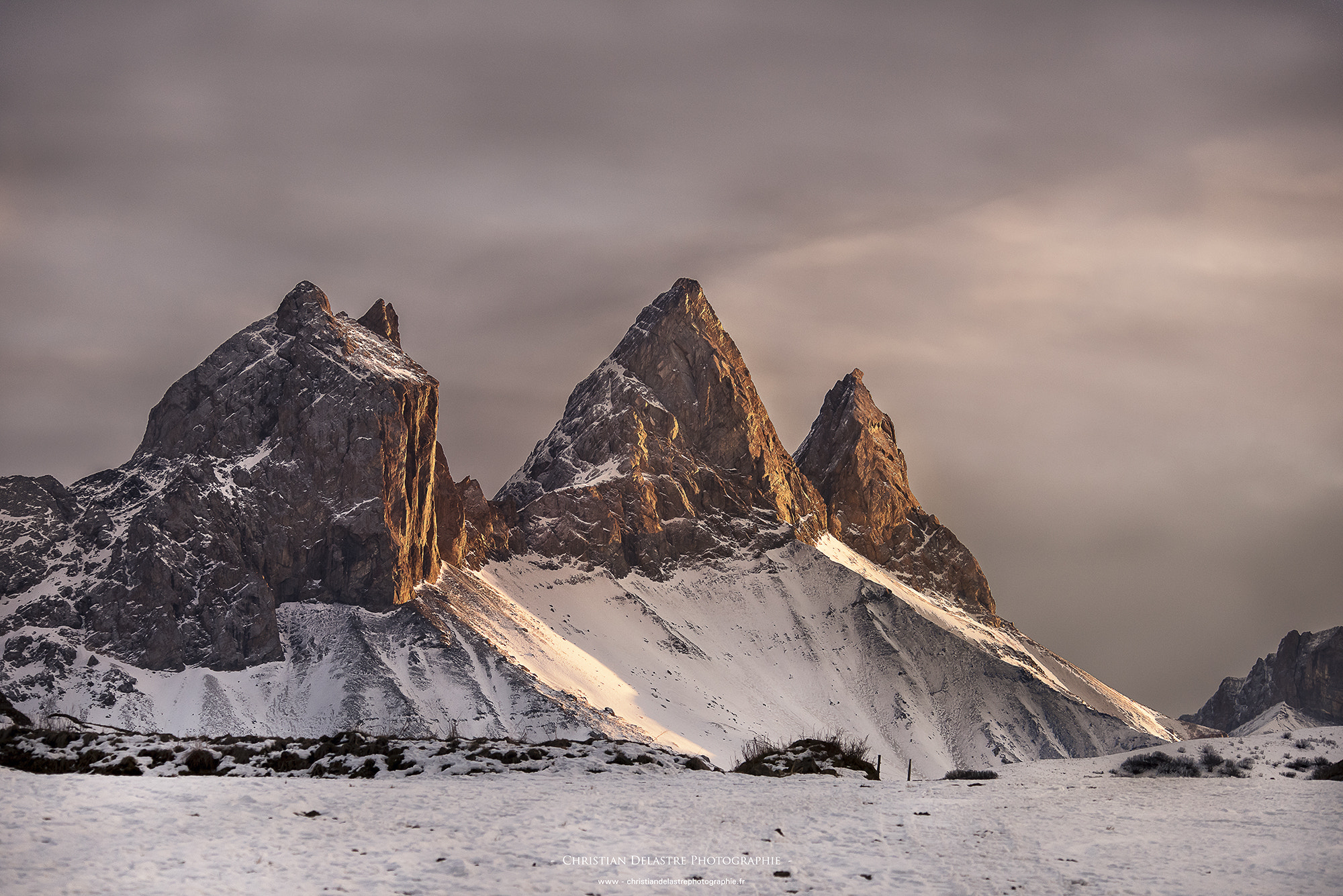 Sigma 120-400mm F4.5-5.6 DG OS HSM sample photo. Coucher d"or sur les aiguilles d'arves photography