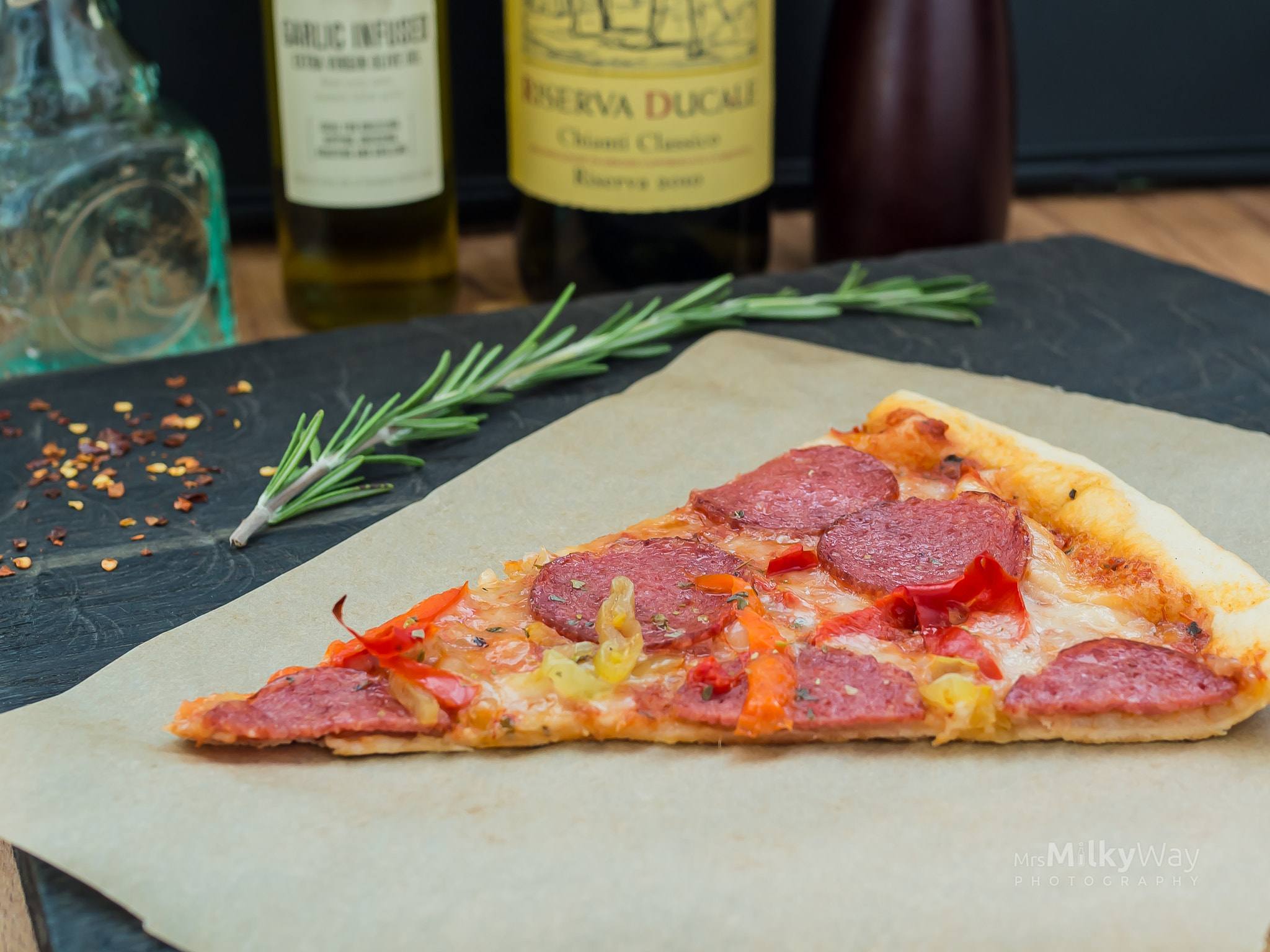 Olympus OM-D E-M10 II + Olympus M.Zuiko Digital 25mm F1.8 sample photo. Homemade pizza with salame and paprika photography