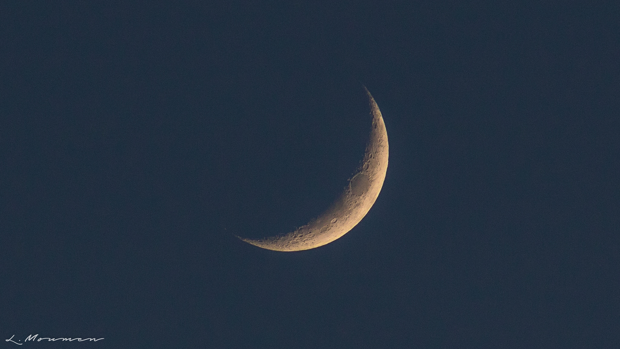 Canon EOS 750D (EOS Rebel T6i / EOS Kiss X8i) + EF75-300mm f/4-5.6 sample photo. Moon photography