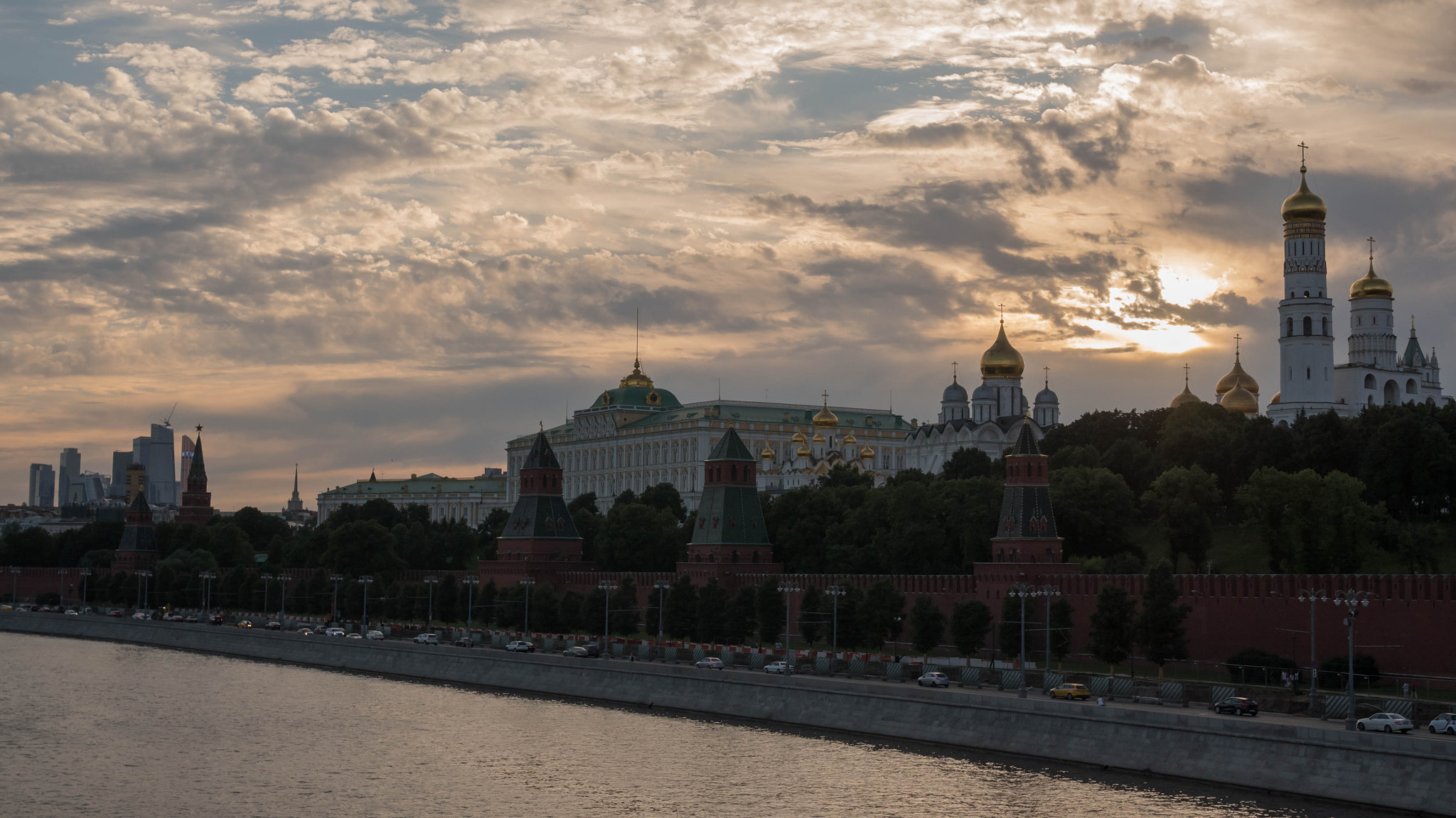 Panasonic Lumix DMC-GH4 + Olympus M.Zuiko Digital 25mm F1.8 sample photo. Moscow evening photography