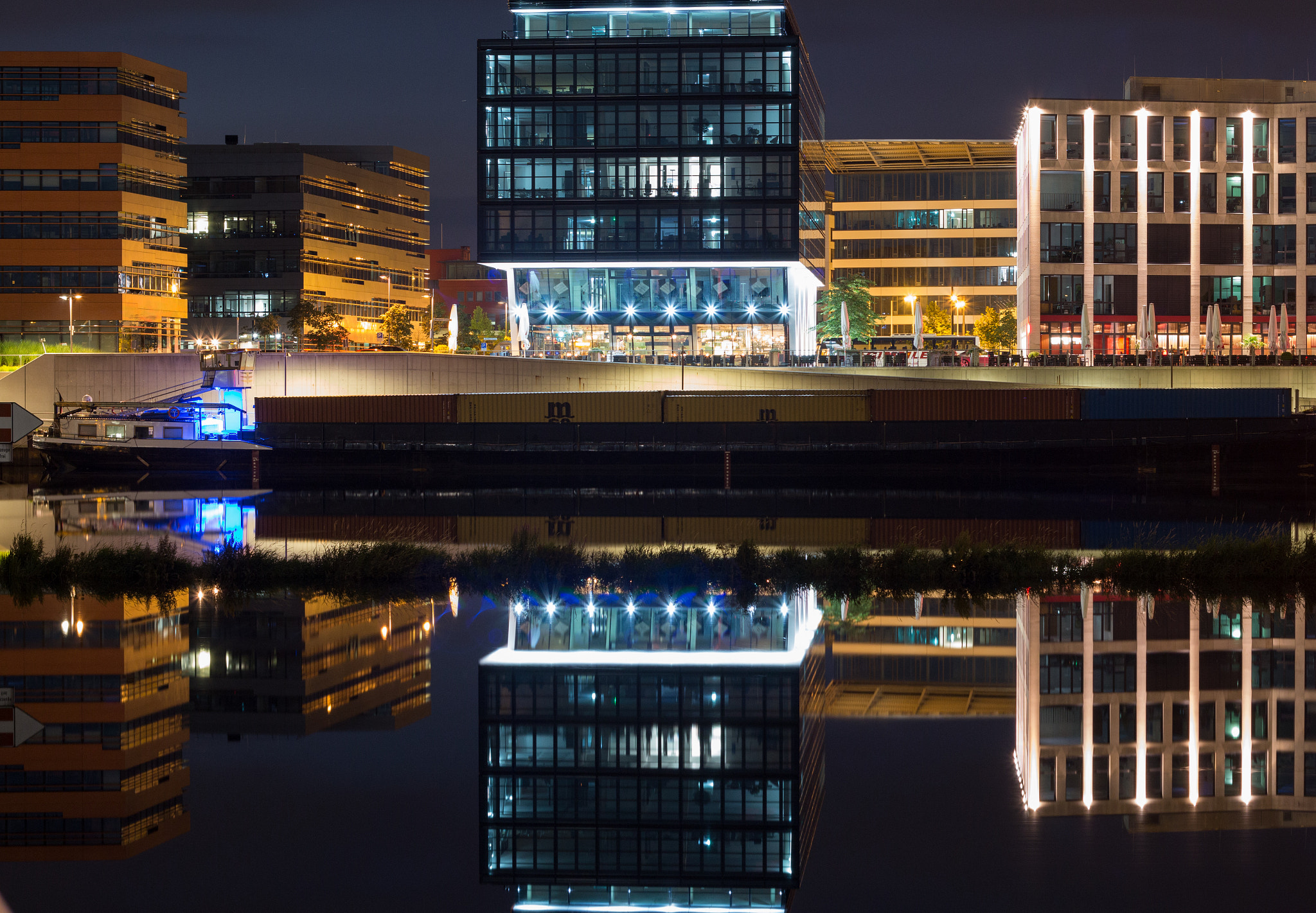 Canon EOS 70D + Canon EF 50mm f/1.8 sample photo. Last night at the banks of the river weser. the buildings there are nicely lighted at night... photography