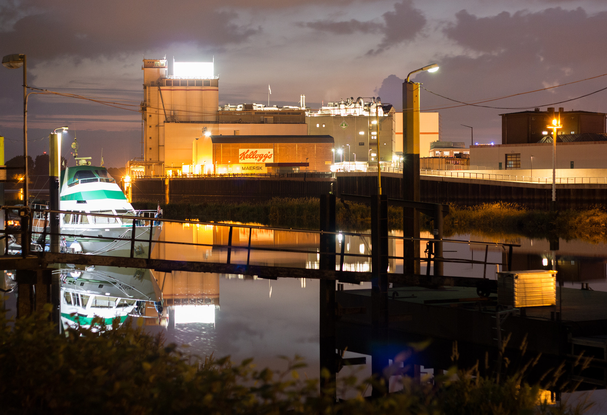 Canon EOS 70D + Canon EF 50mm f/1.8 sample photo. Vis-à-vis the kellogs factory at the north bank of ... photography