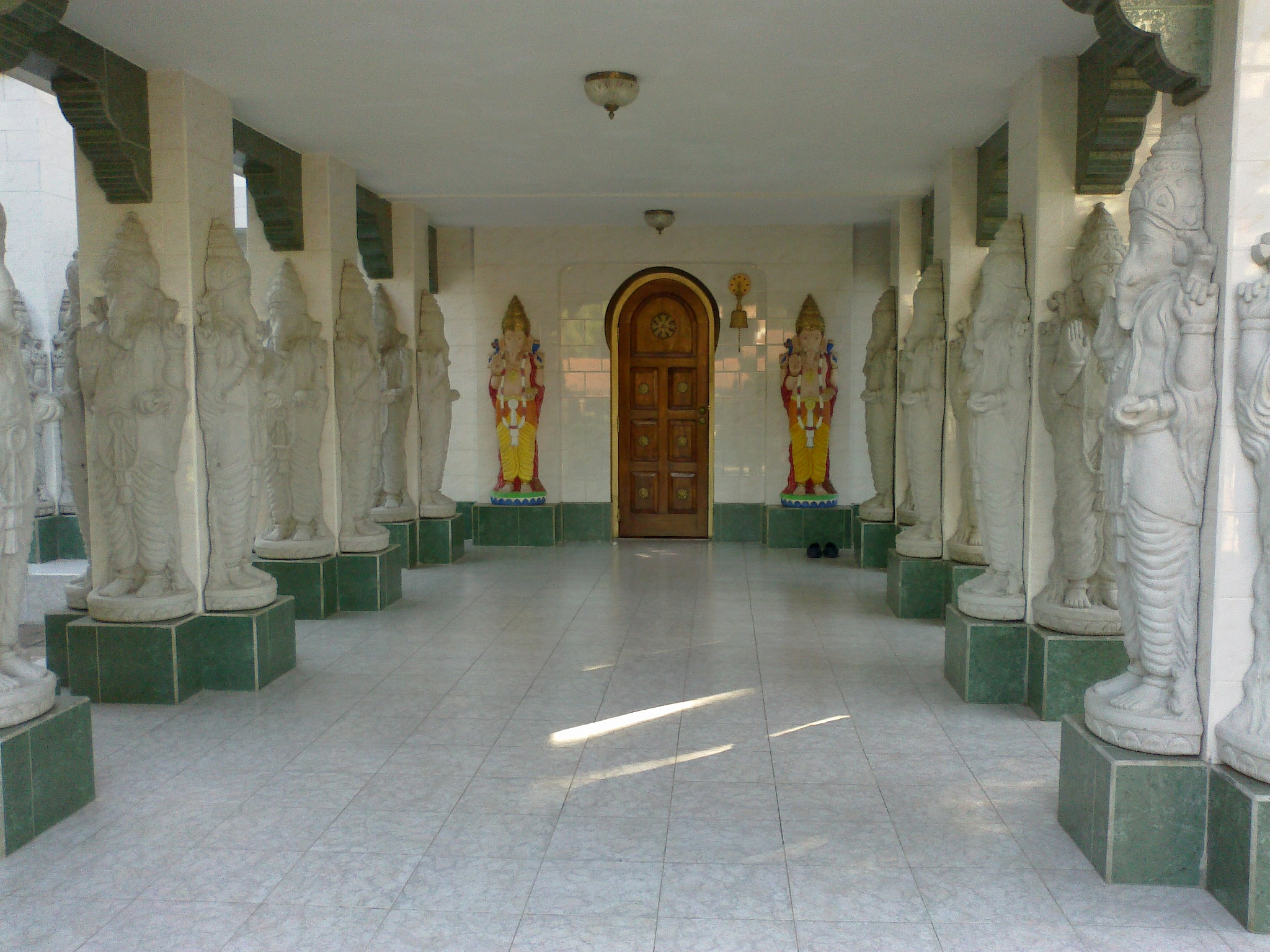 Nokia E5-00.2 sample photo. Entrada al templo photography