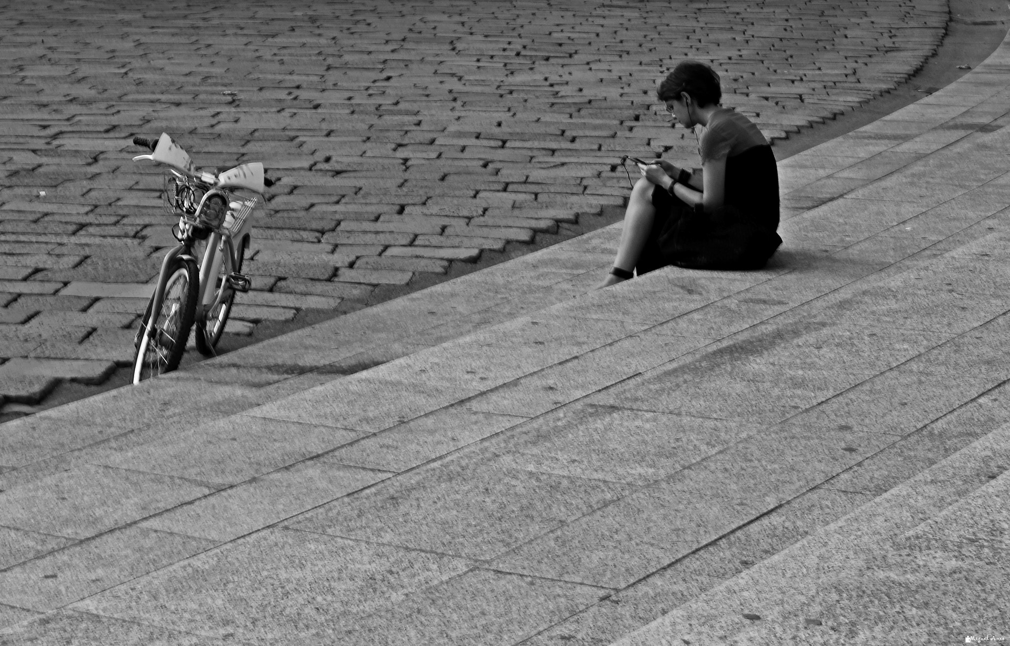 Canon EOS 100D (EOS Rebel SL1 / EOS Kiss X7) + Canon EF 50mm F1.4 USM sample photo. Girl in verona photography