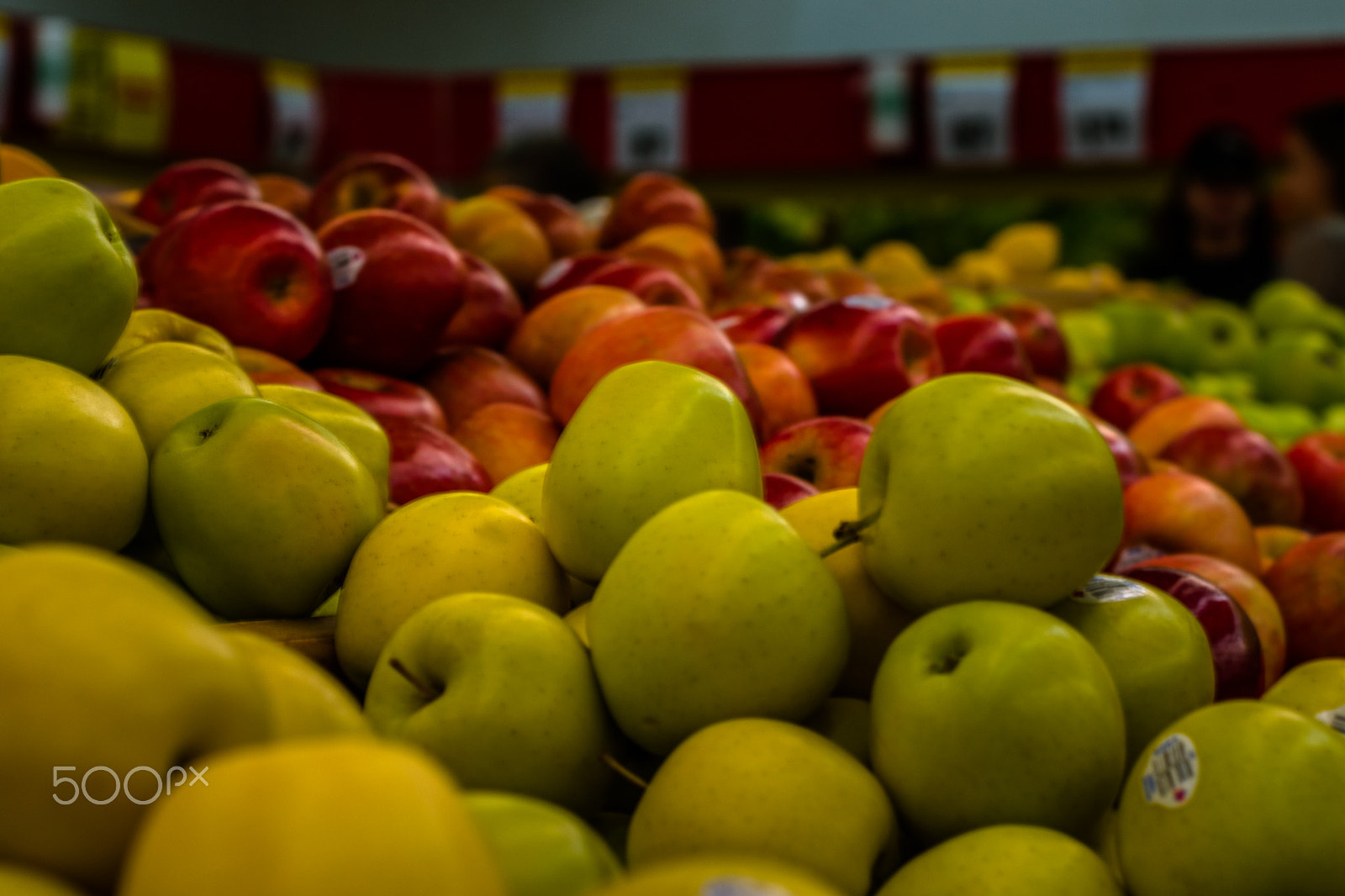 Nikon D5500 + Nikon AF-S Nikkor 50mm F1.4G sample photo. Apples in a grocery store photography