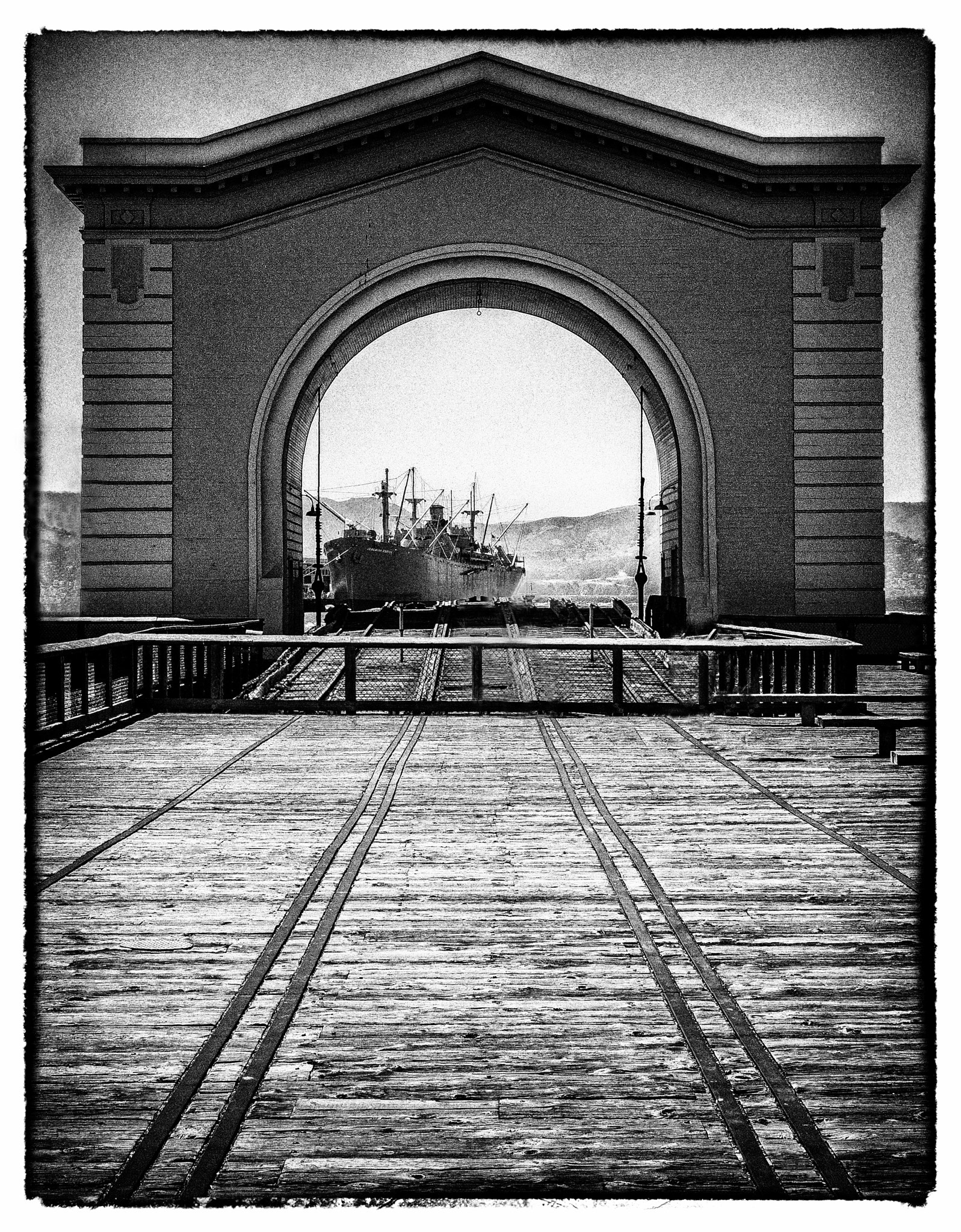 Nikon D7100 + Sigma 28-300mm F3.5-6.3 DG Macro sample photo. The ferry arch photography