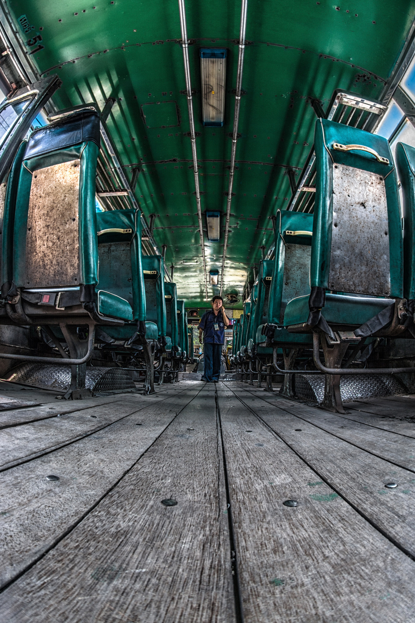 Nikon AF DX Fisheye-Nikkor 10.5mm F2.8G ED sample photo. Gulliver bus photography