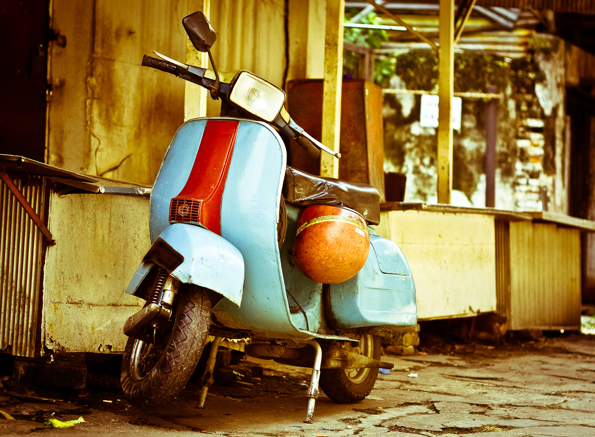 Canon EOS 40D + Canon EF 50mm F1.8 II sample photo. Moped photography