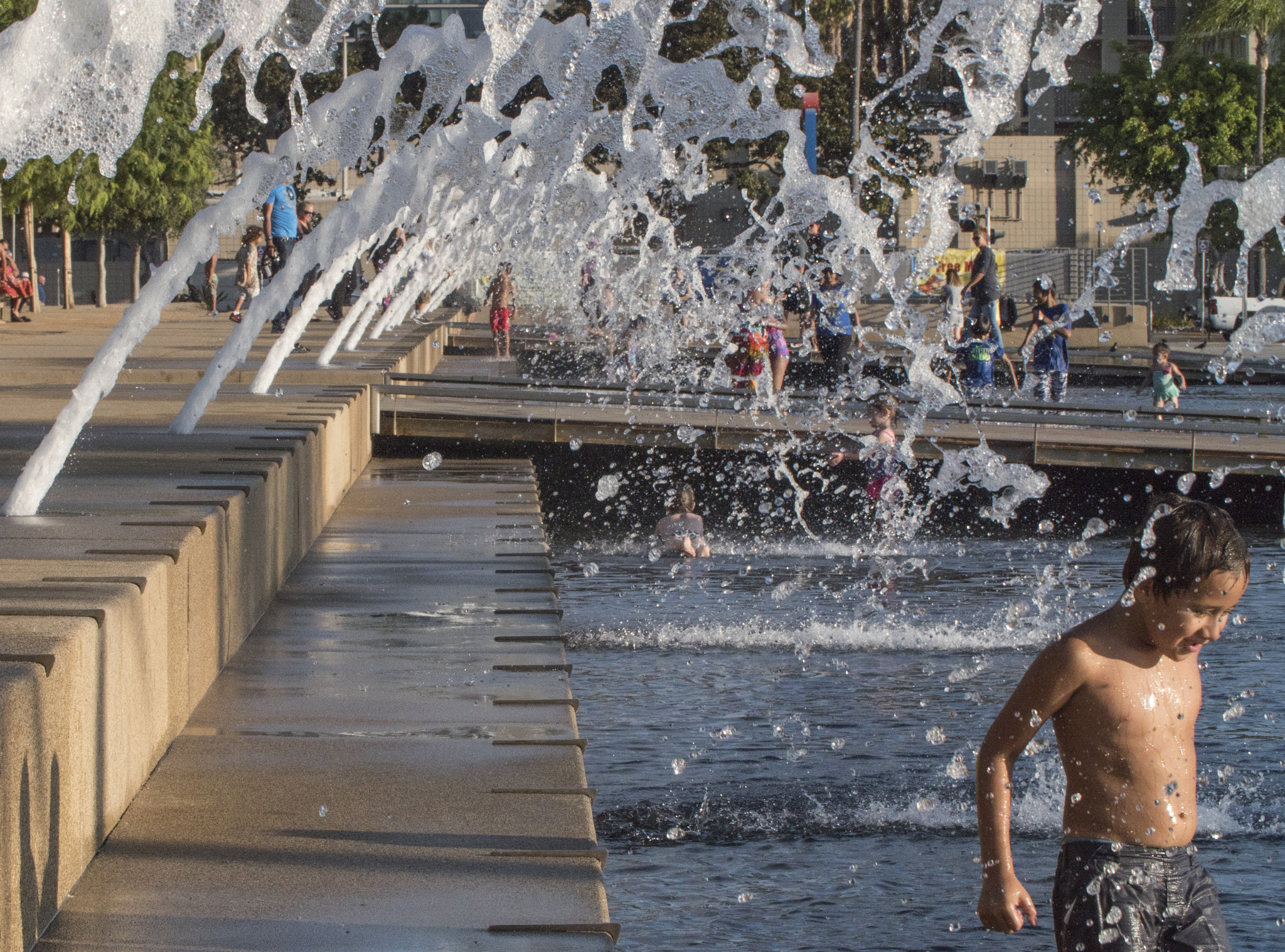 Panasonic Lumix DMC-GH4 + Canon EF 100mm F2.8L Macro IS USM sample photo. Waterfront fountain photography