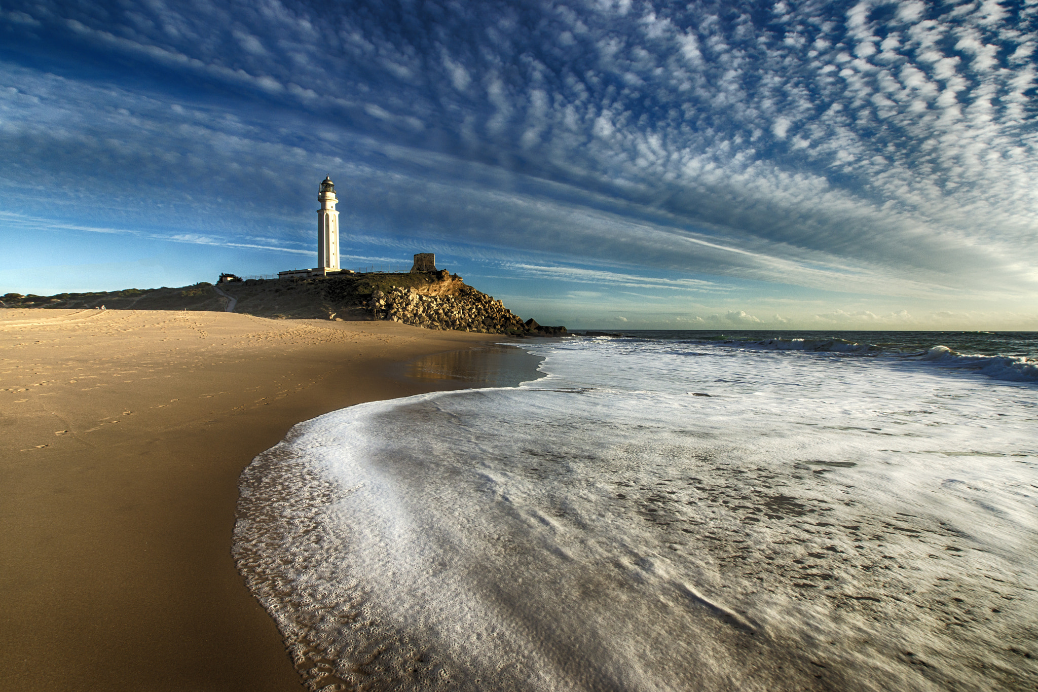 Sony SLT-A77 + Sony DT 11-18mm F4.5-5.6 sample photo. Faro de trafalgar photography