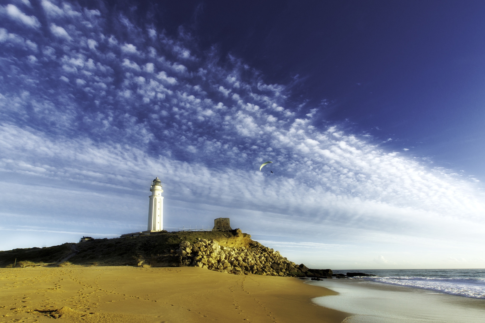 Sony SLT-A77 + Sony DT 11-18mm F4.5-5.6 sample photo. Faro de trafalgar photography