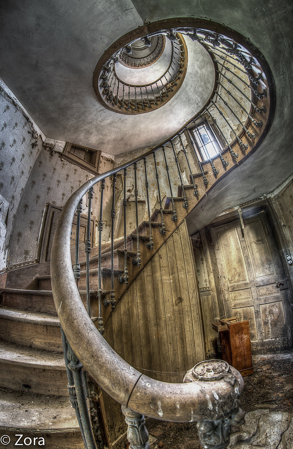 Nikon D5100 + Samyang 8mm F3.5 Aspherical IF MC Fisheye sample photo. Queen of the stairs photography