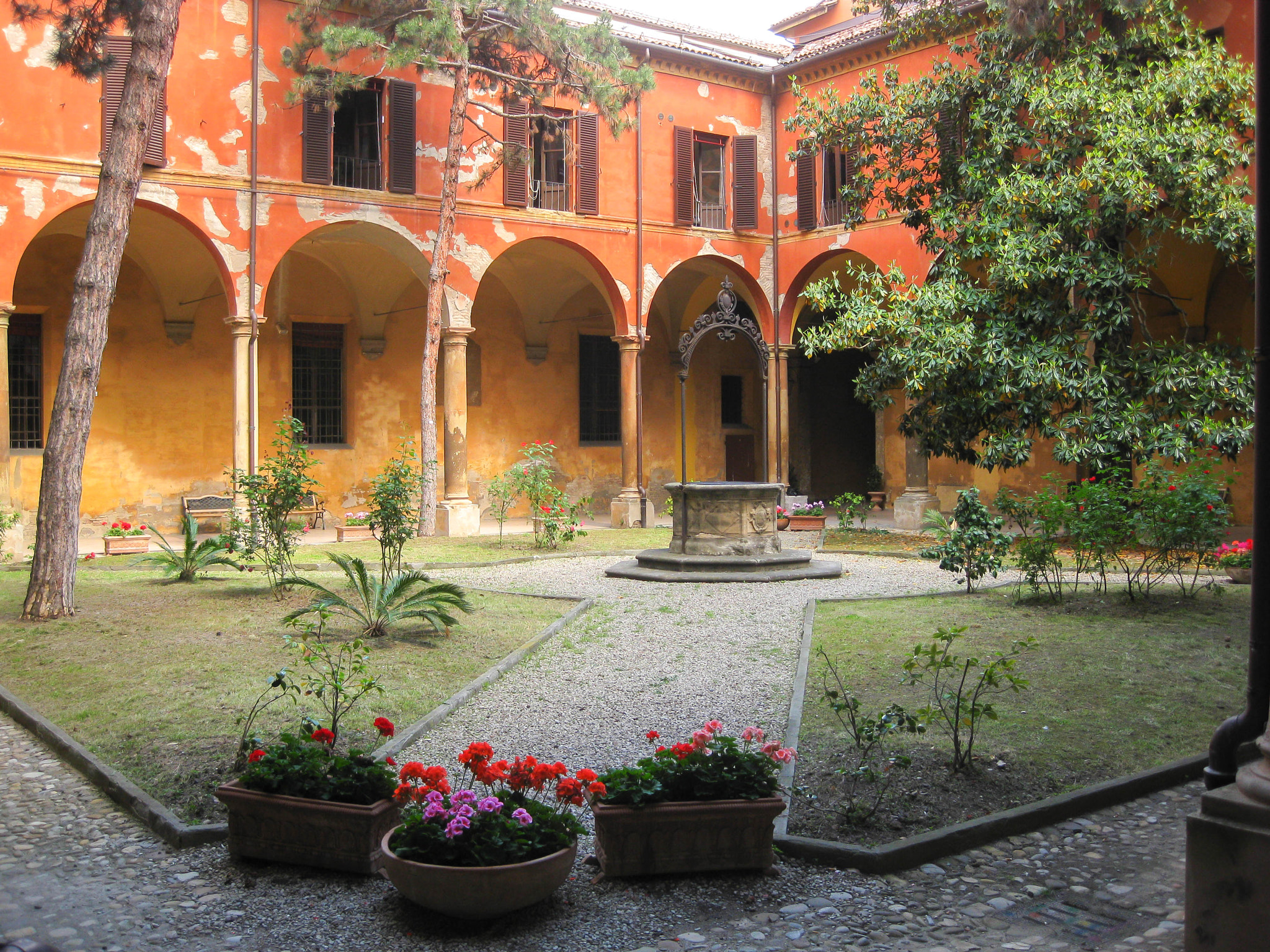 Canon PowerShot SD790 IS (Digital IXUS 90 IS / IXY Digital 95 IS) sample photo. Bologna (italy) - inner courtyard photography
