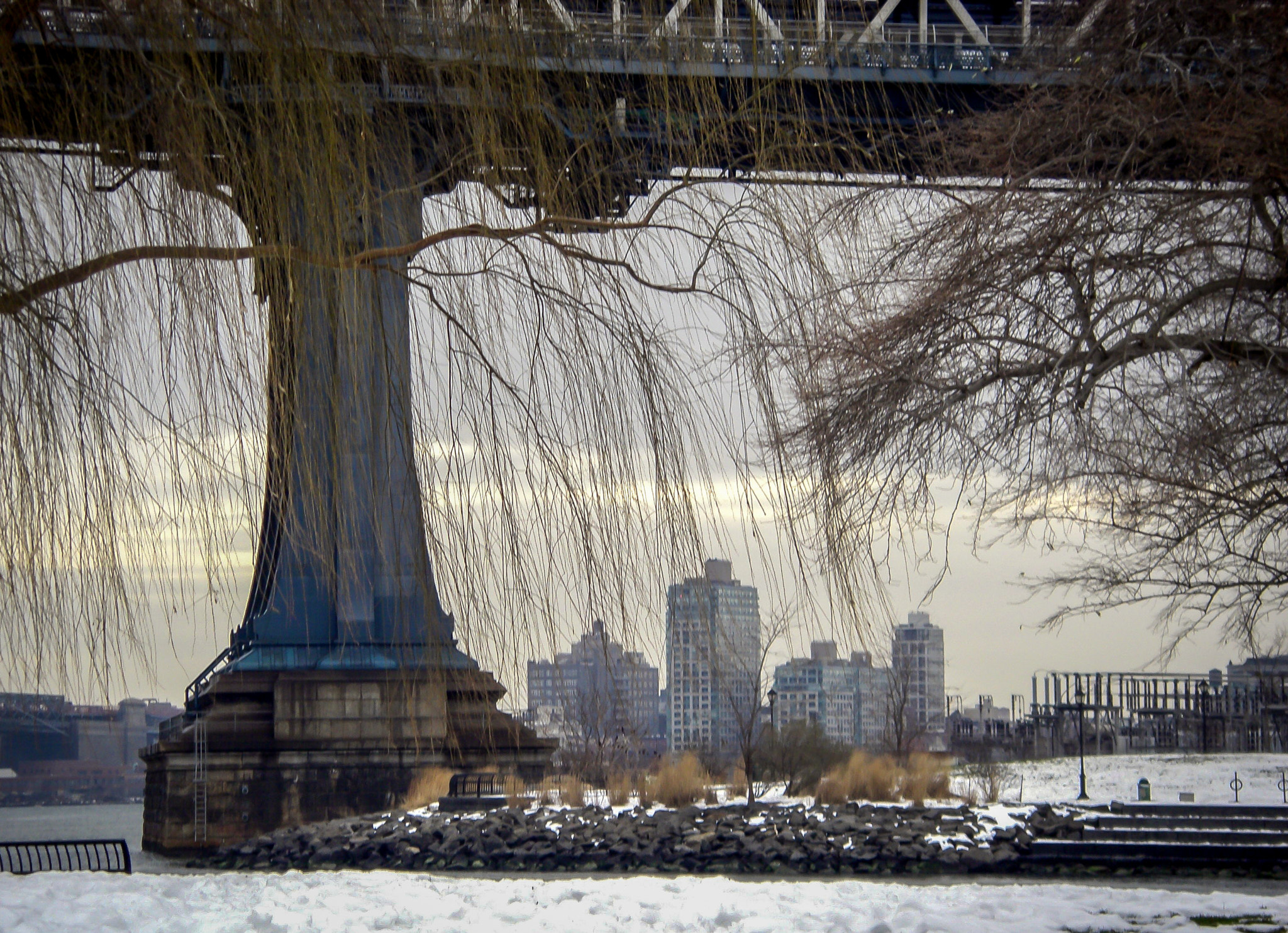 Pentax OPTIO Z10 sample photo. Neige sous le brooklyn bridge photography
