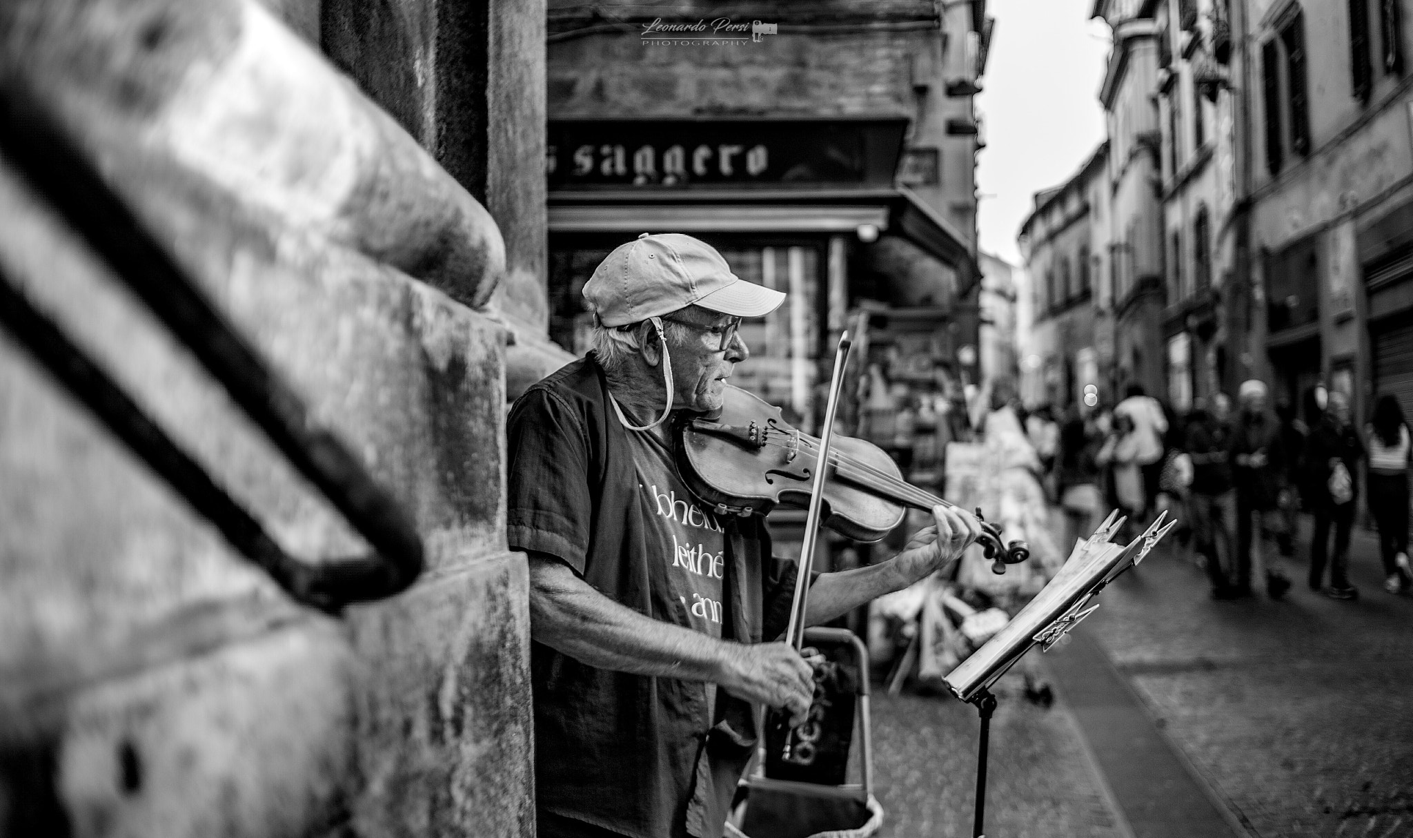 Canon 35mm sample photo. Il violinista... photography