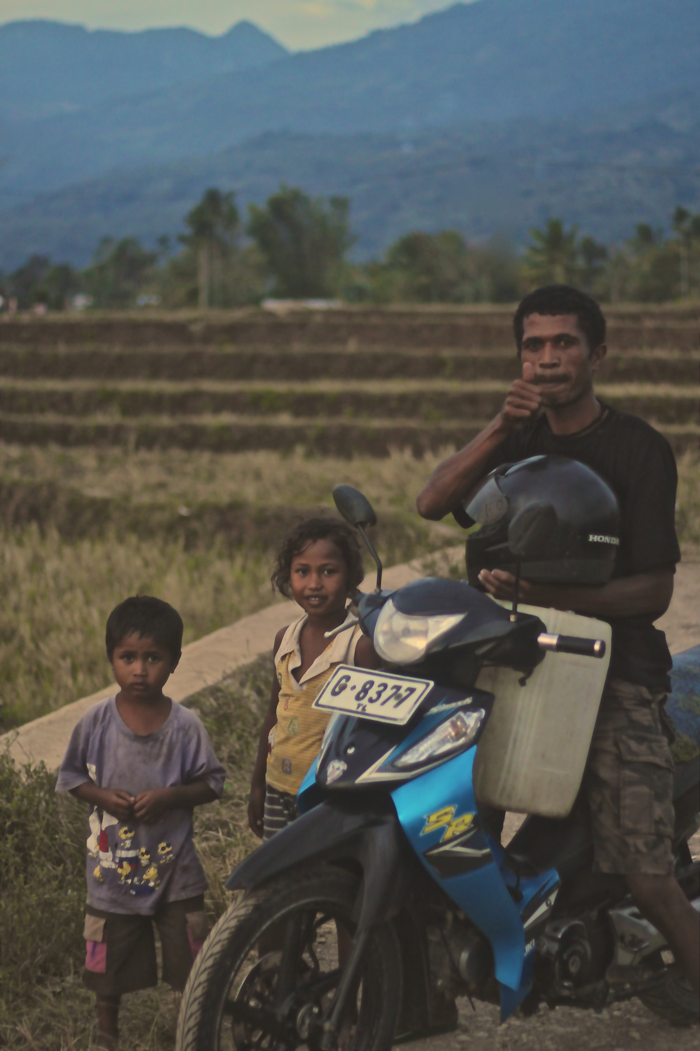 Canon EOS 550D (EOS Rebel T2i / EOS Kiss X4) + Canon EF 50mm F1.8 II sample photo. Timorese family portrait photography