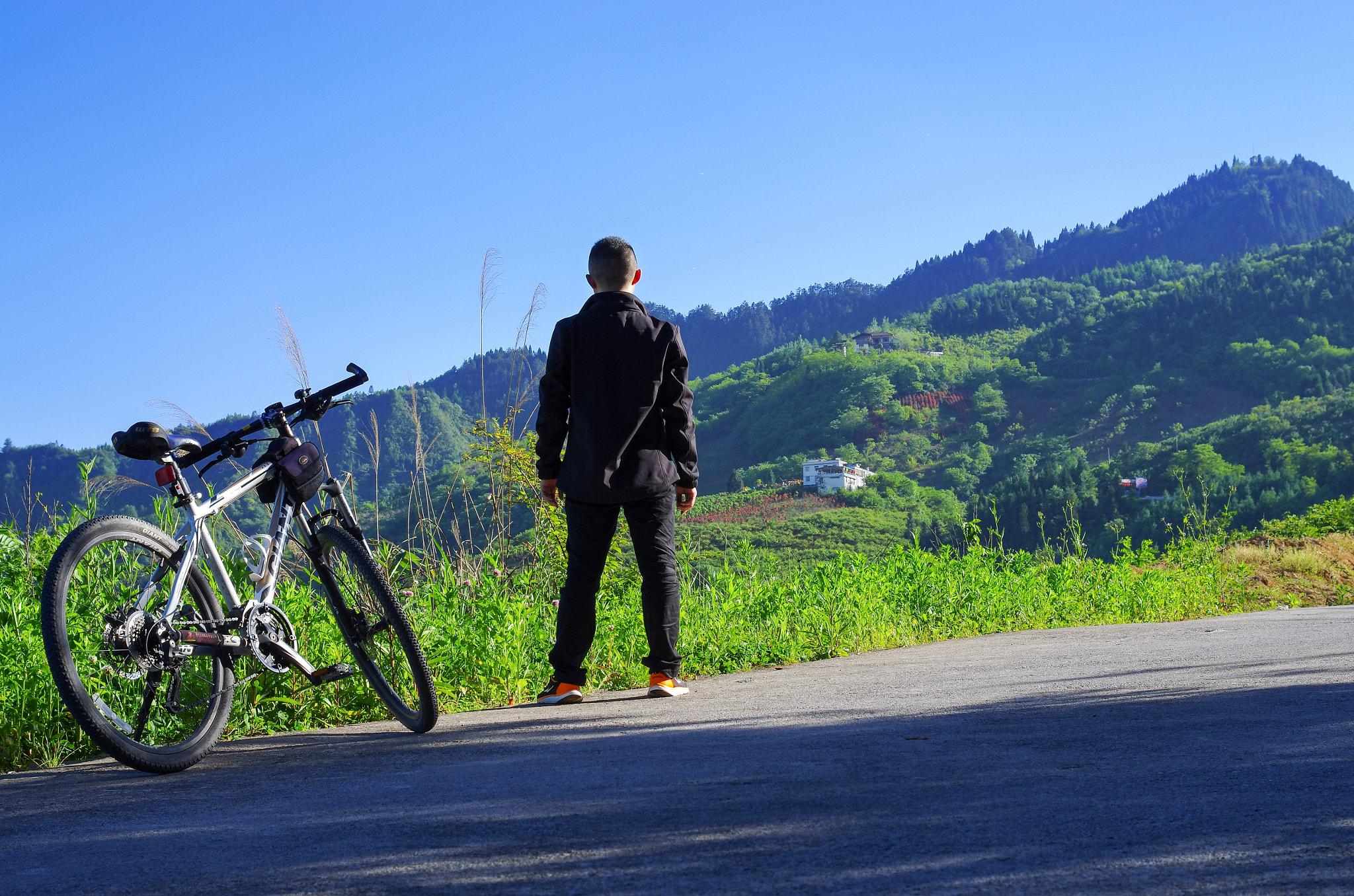 Pentax K-5 II sample photo. Bicycle mountain and men photography