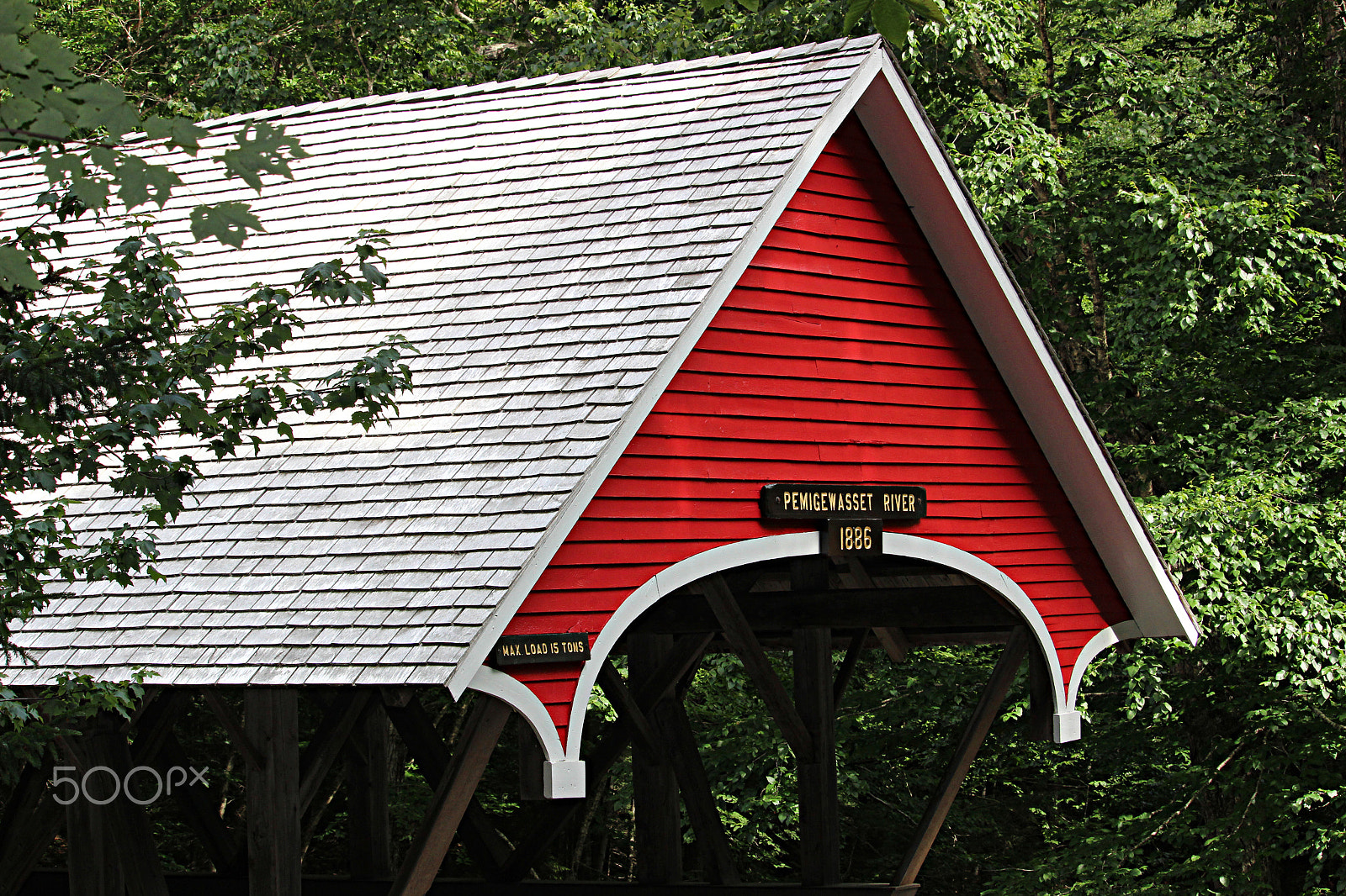 Canon EOS 600D (Rebel EOS T3i / EOS Kiss X5) + 55.0 - 250.0 mm sample photo. Red wooden bridge across the pemigewasset river photography