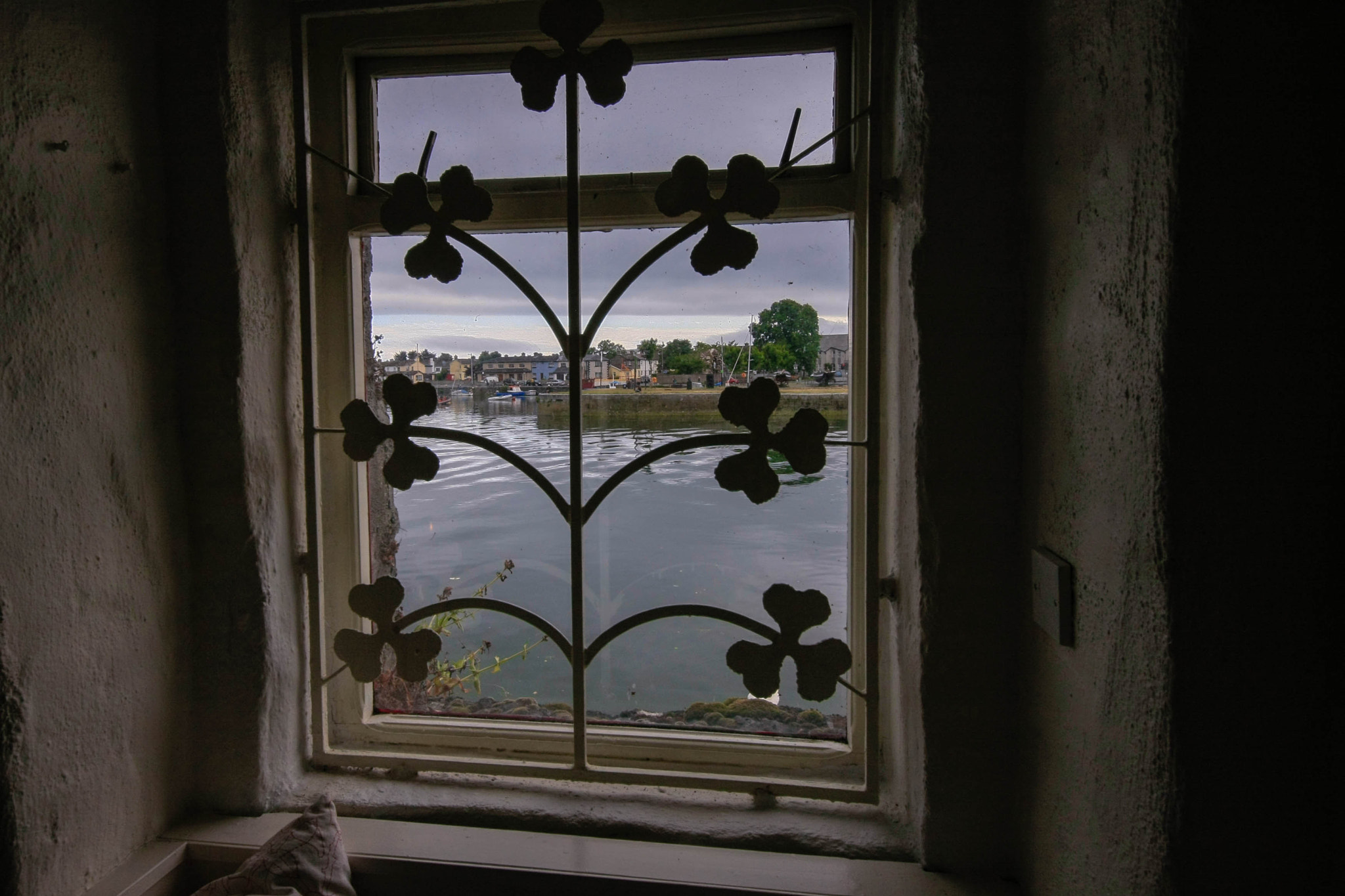 Canon EOS 40D + Sigma 8-16mm F4.5-5.6 DC HSM sample photo. Window in galway ireland photography