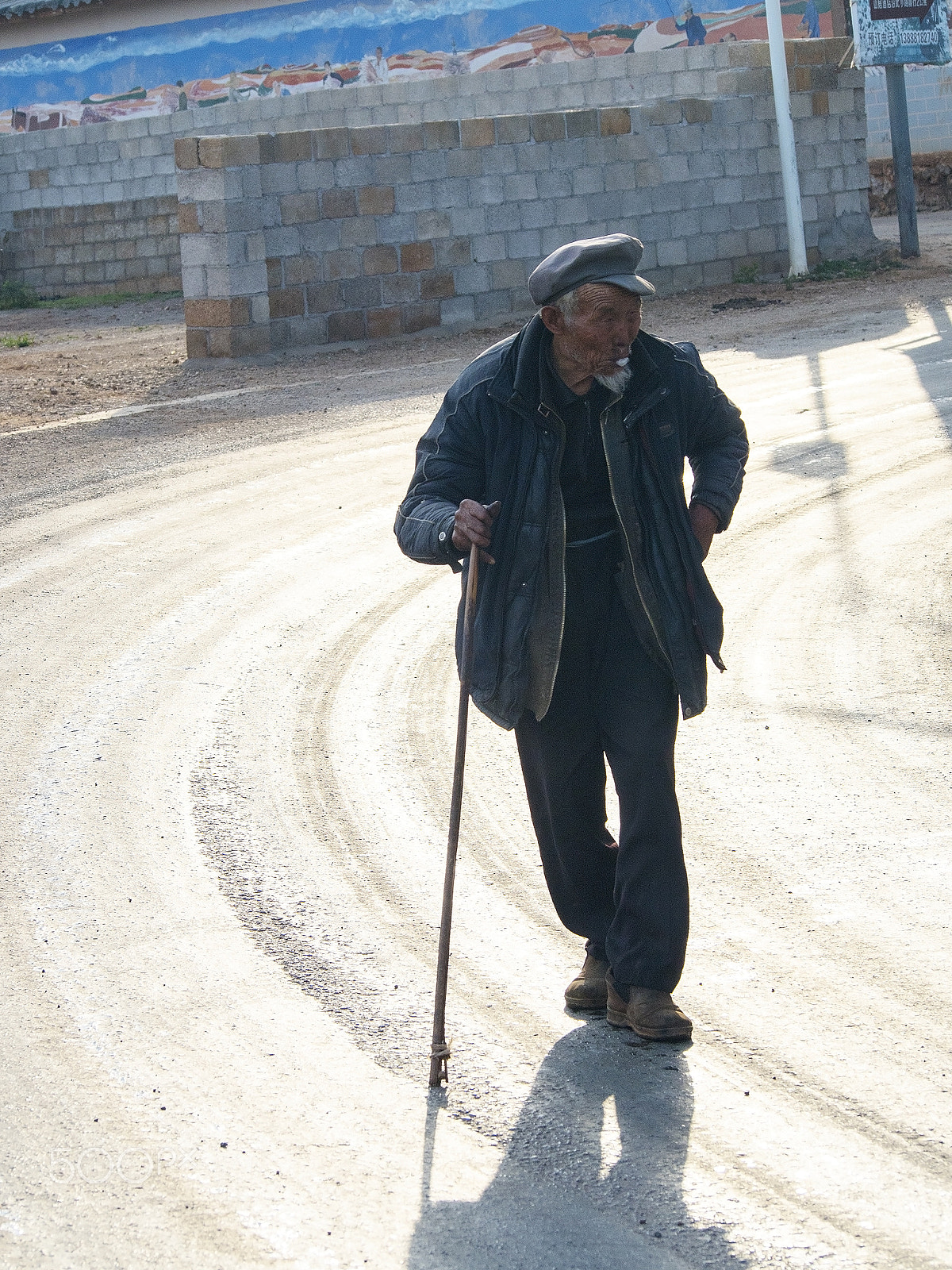 Olympus PEN E-PL7 sample photo. Walking oldman photography