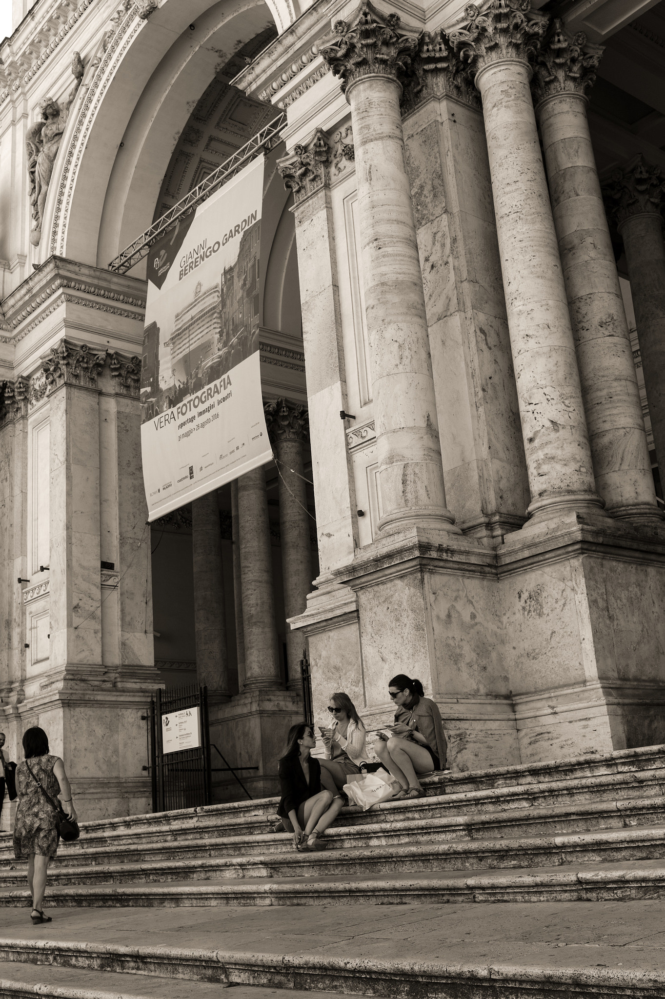 Leica Summilux-M 35mm F1.4 ASPH sample photo. Berengo gardin mostra fotografica a roma vera fotografia . photography