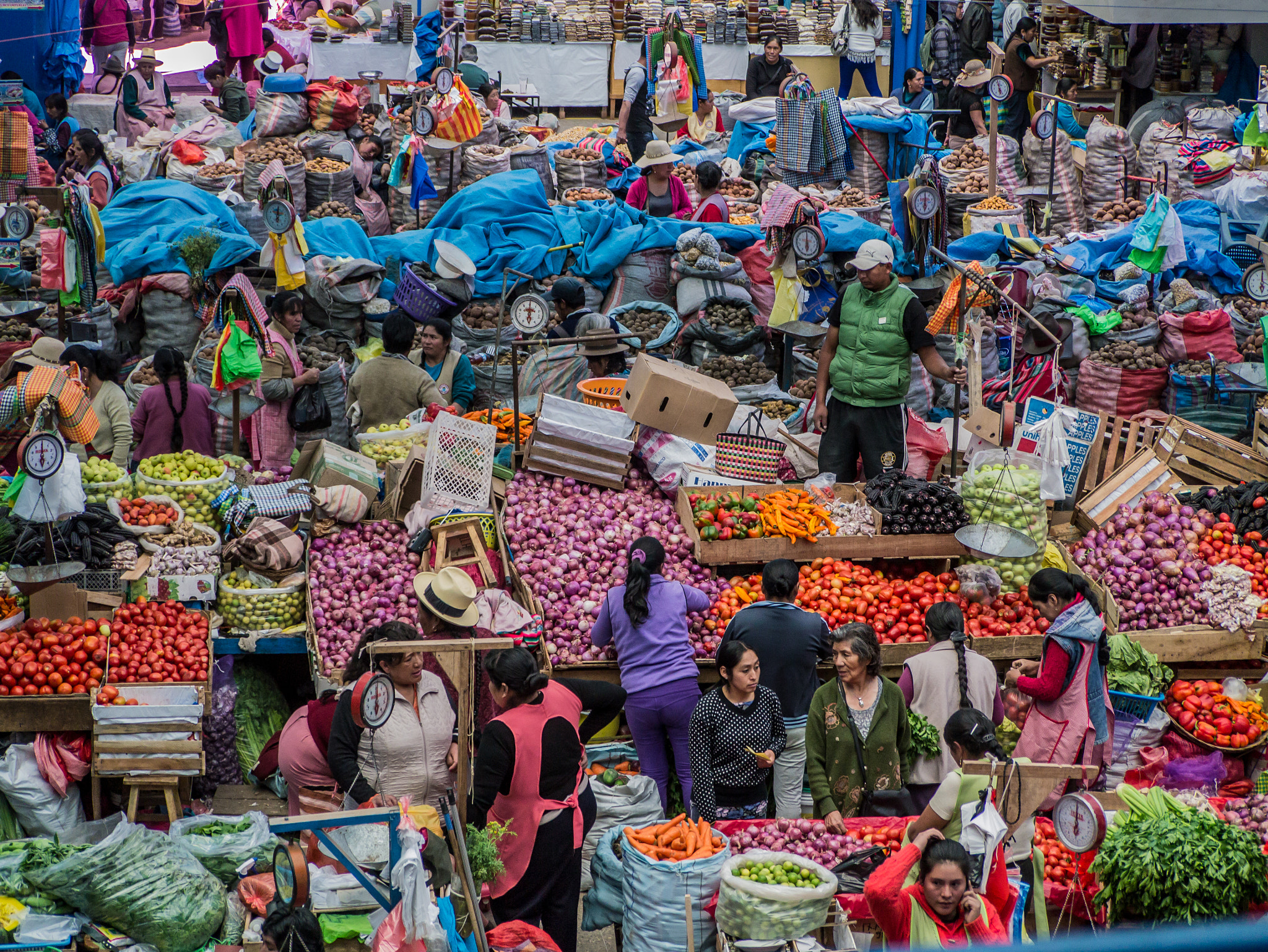 Panasonic Lumix G Vario 45-200mm F4-5.6 OIS sample photo. Market in urubamba photography