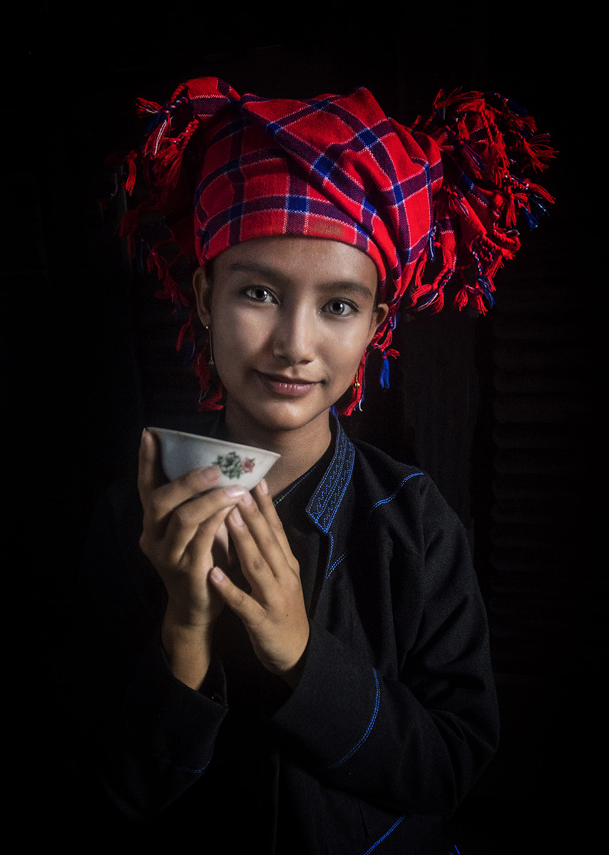 Nikon AF-S Nikkor 17-35mm F2.8D ED-IF sample photo. Portrait of woman in myanmar photography
