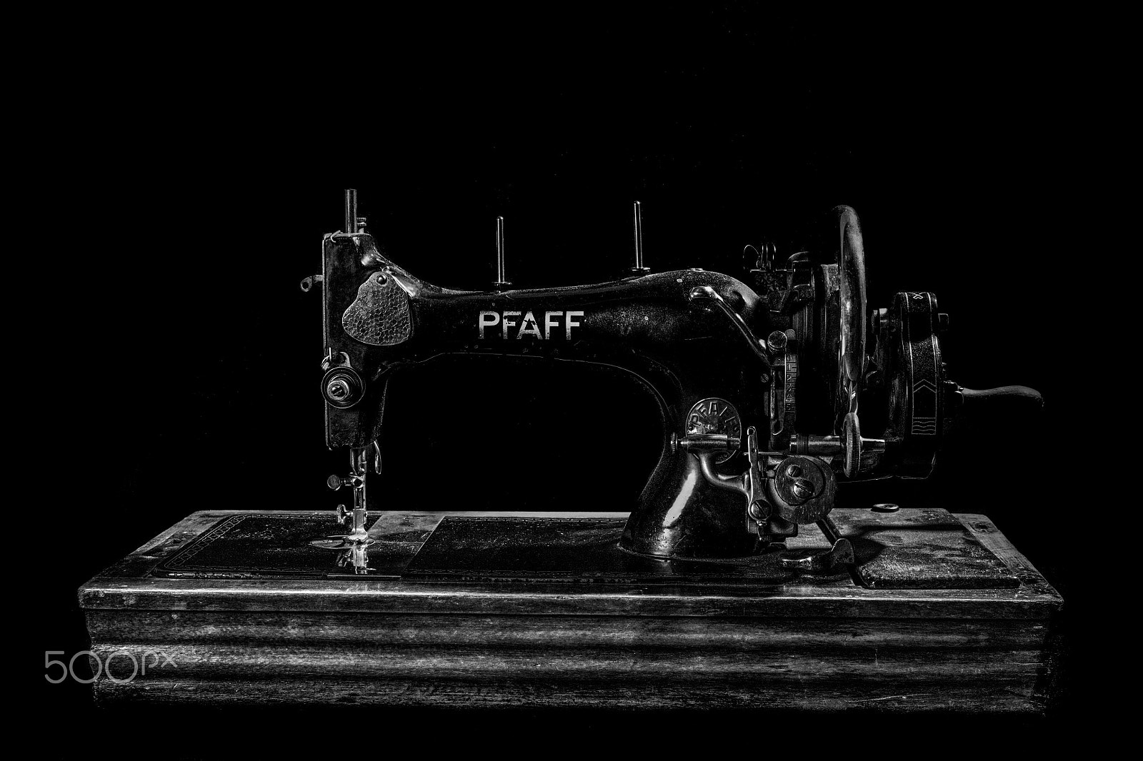 Canon EOS 5DS sample photo. Retro sewing machine photography