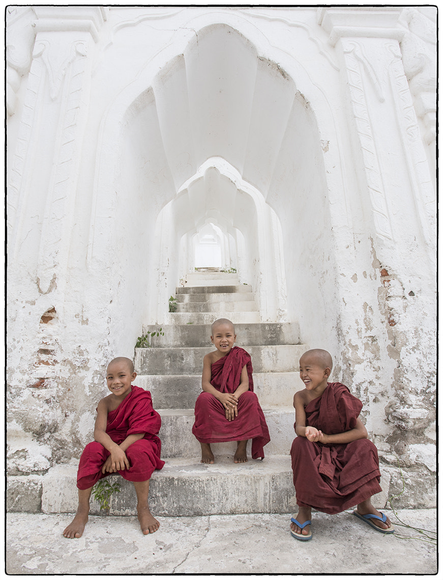 Nikon AF-S Nikkor 17-35mm F2.8D ED-IF sample photo. Three novice monks photography