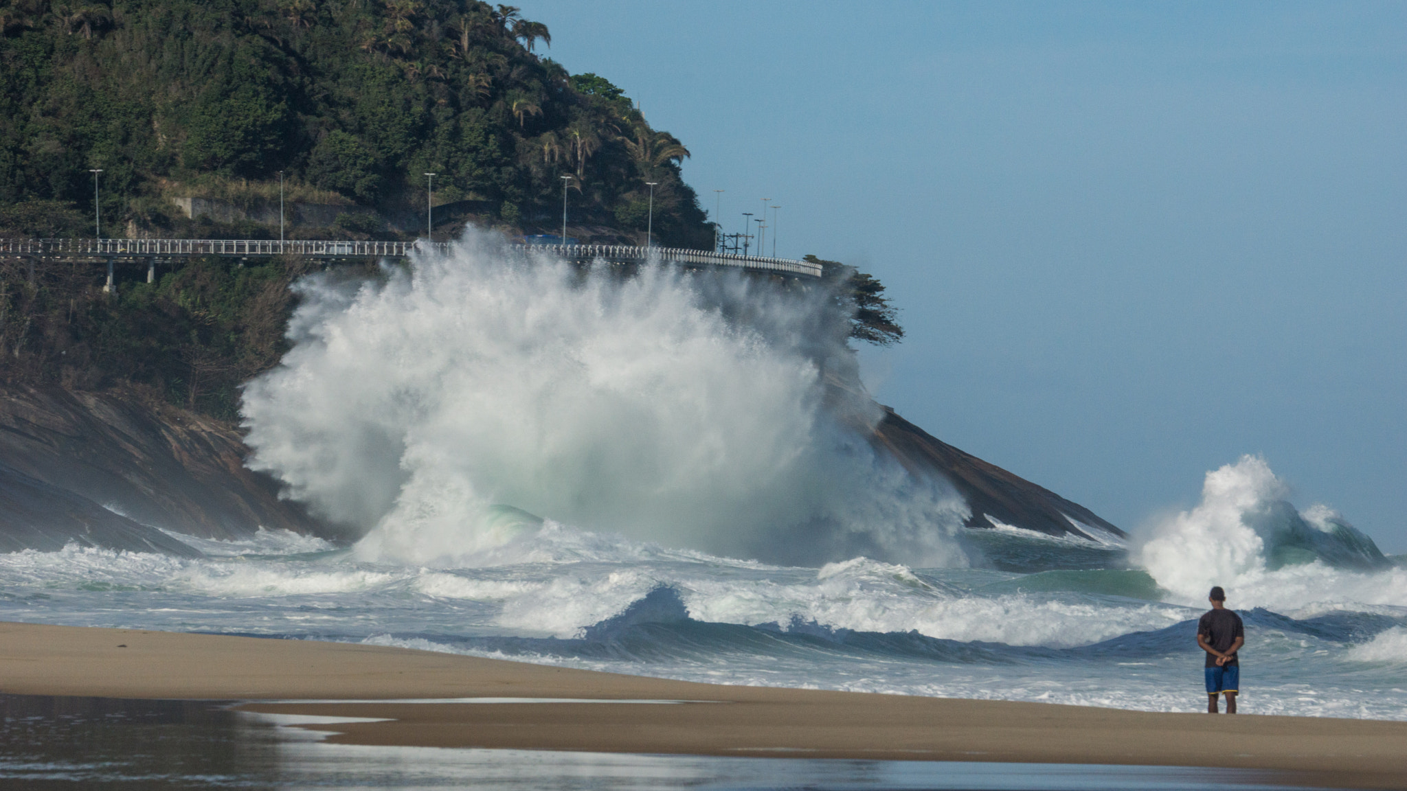 Sony 70-300mm F4.5-5.6 G SSM sample photo. Watching big waves hit rocks photography