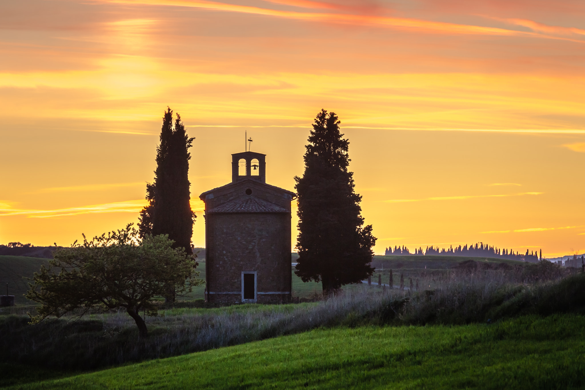 Canon EF 70-200mm F4L IS USM sample photo. Gold watch on chapel, tuscany photography