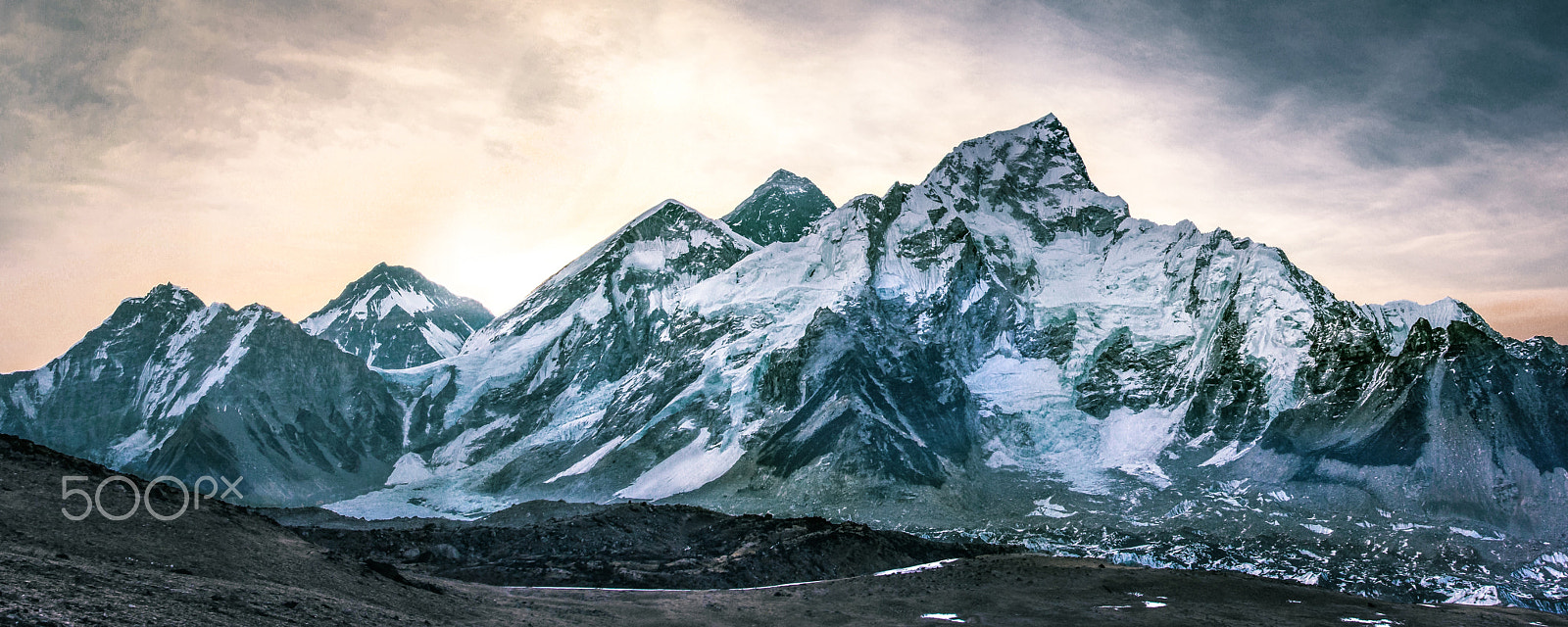 Canon EOS 550D (EOS Rebel T2i / EOS Kiss X4) + Canon EF 17-40mm F4L USM sample photo. Sunrise over everest photography