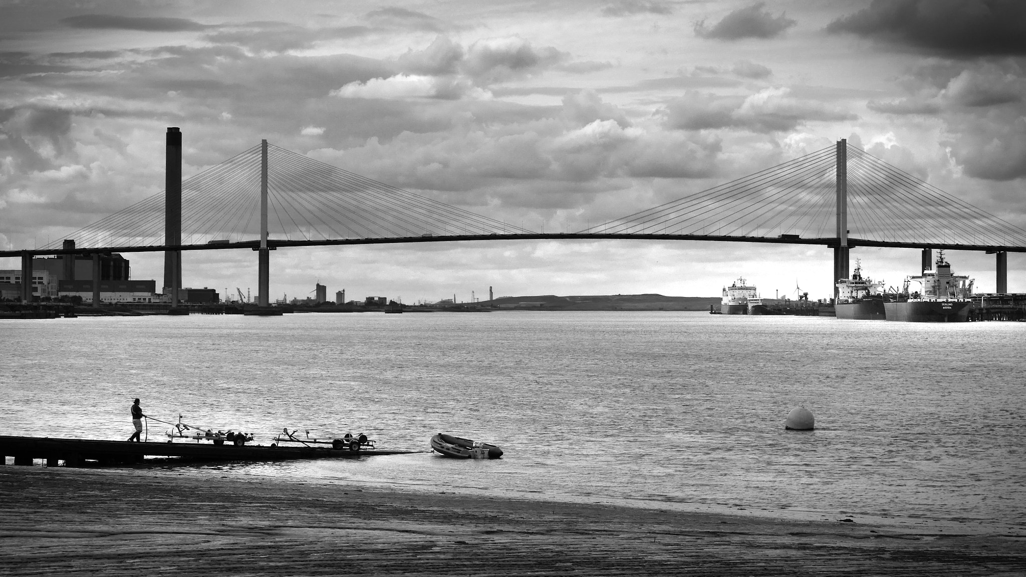LUMIX G VARIO 45-150/F4.0-5.6 sample photo. Bringing the boats in photography