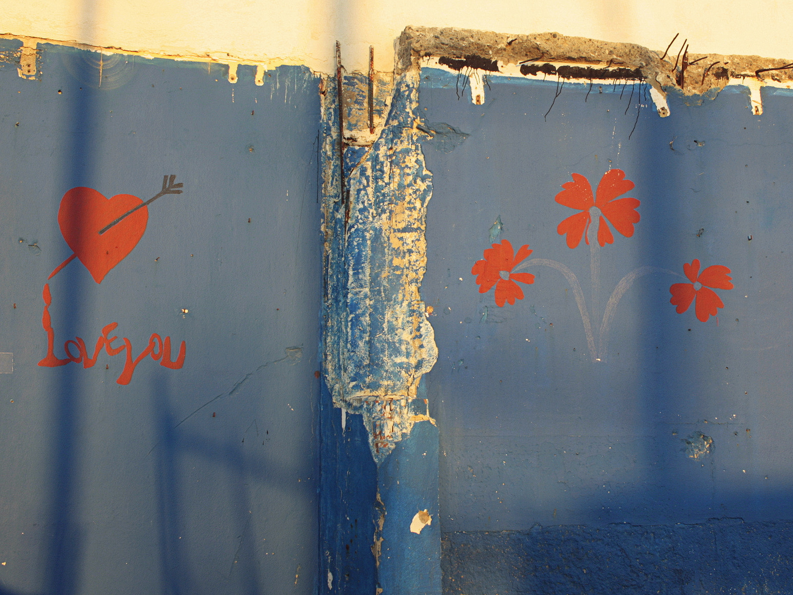 Canon EF-S 24mm F2.8 STM sample photo. Red blue photography