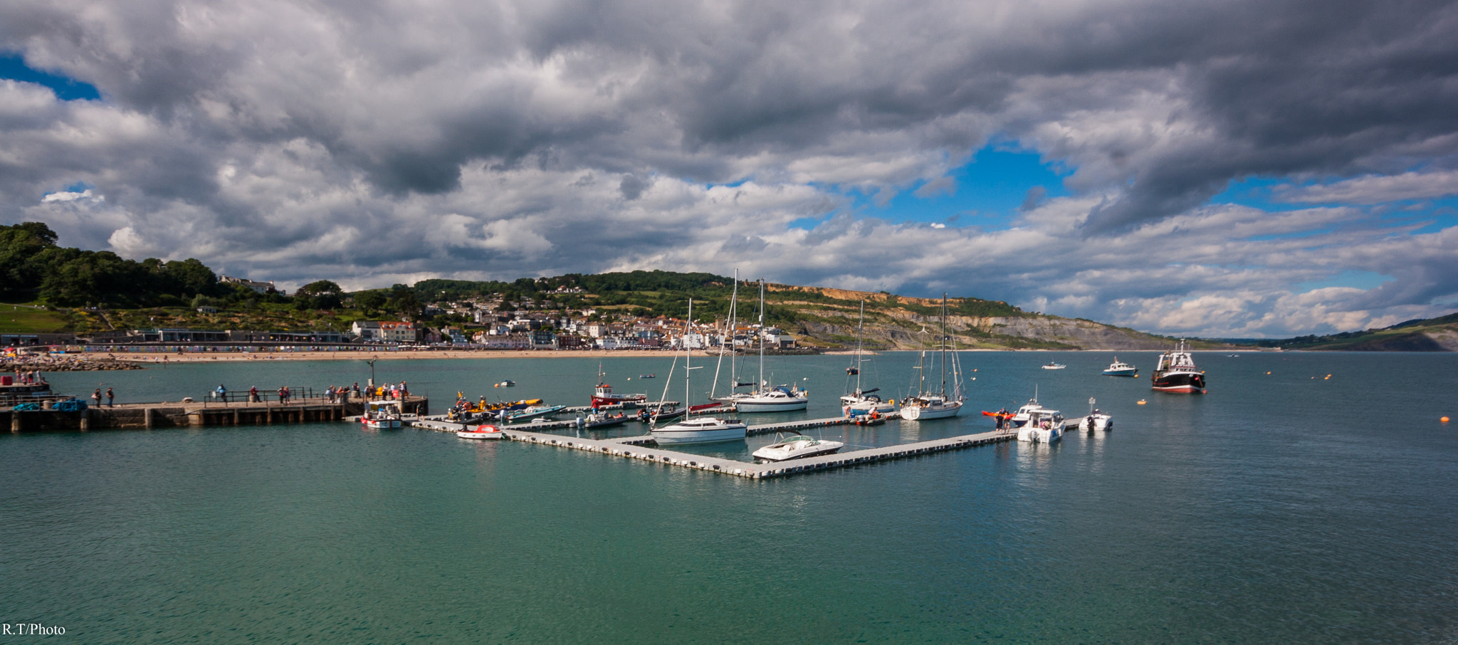 Canon EOS 1000D (EOS Digital Rebel XS / EOS Kiss F) + Sigma 10-20mm F4-5.6 EX DC HSM sample photo. Lyme regis photography