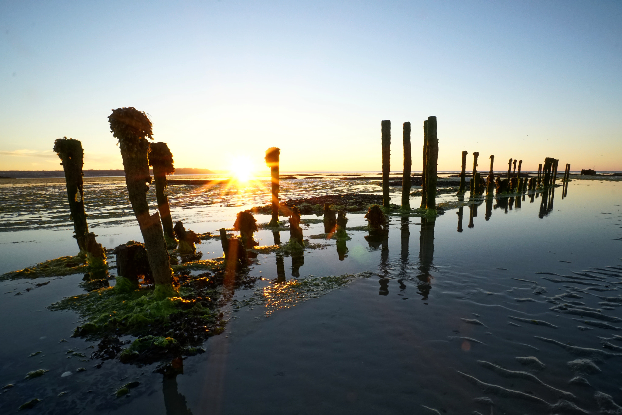 Sony a6300 + Sony E 10-18mm F4 OSS sample photo. Sunset poles photography