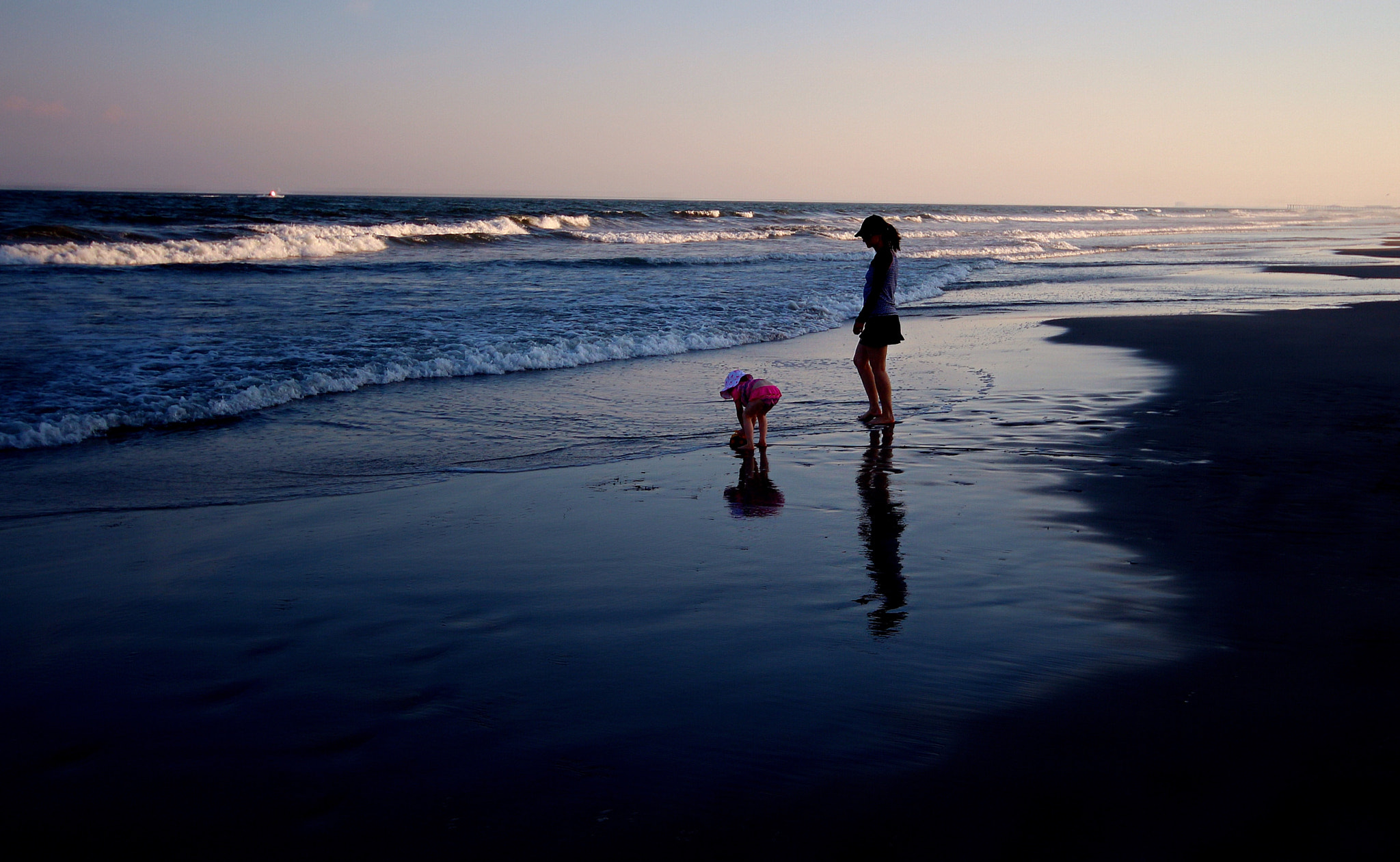 Canon EOS 650D (EOS Rebel T4i / EOS Kiss X6i) + Canon 10-20mm sample photo. Dusk beach photography