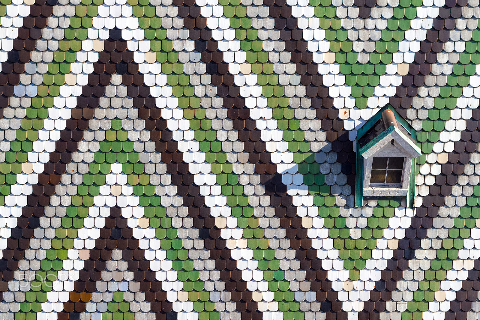 Canon EOS 550D (EOS Rebel T2i / EOS Kiss X4) + Canon EF 50mm F1.8 II sample photo. Tiling on stephansdom's roof photography