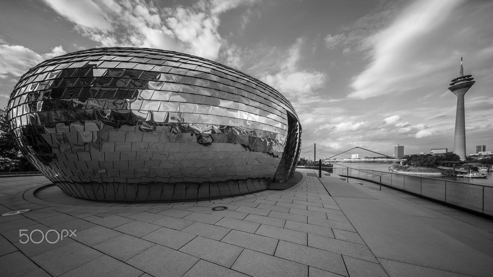 E 10mm F5.6 sample photo. Pebble's view photography