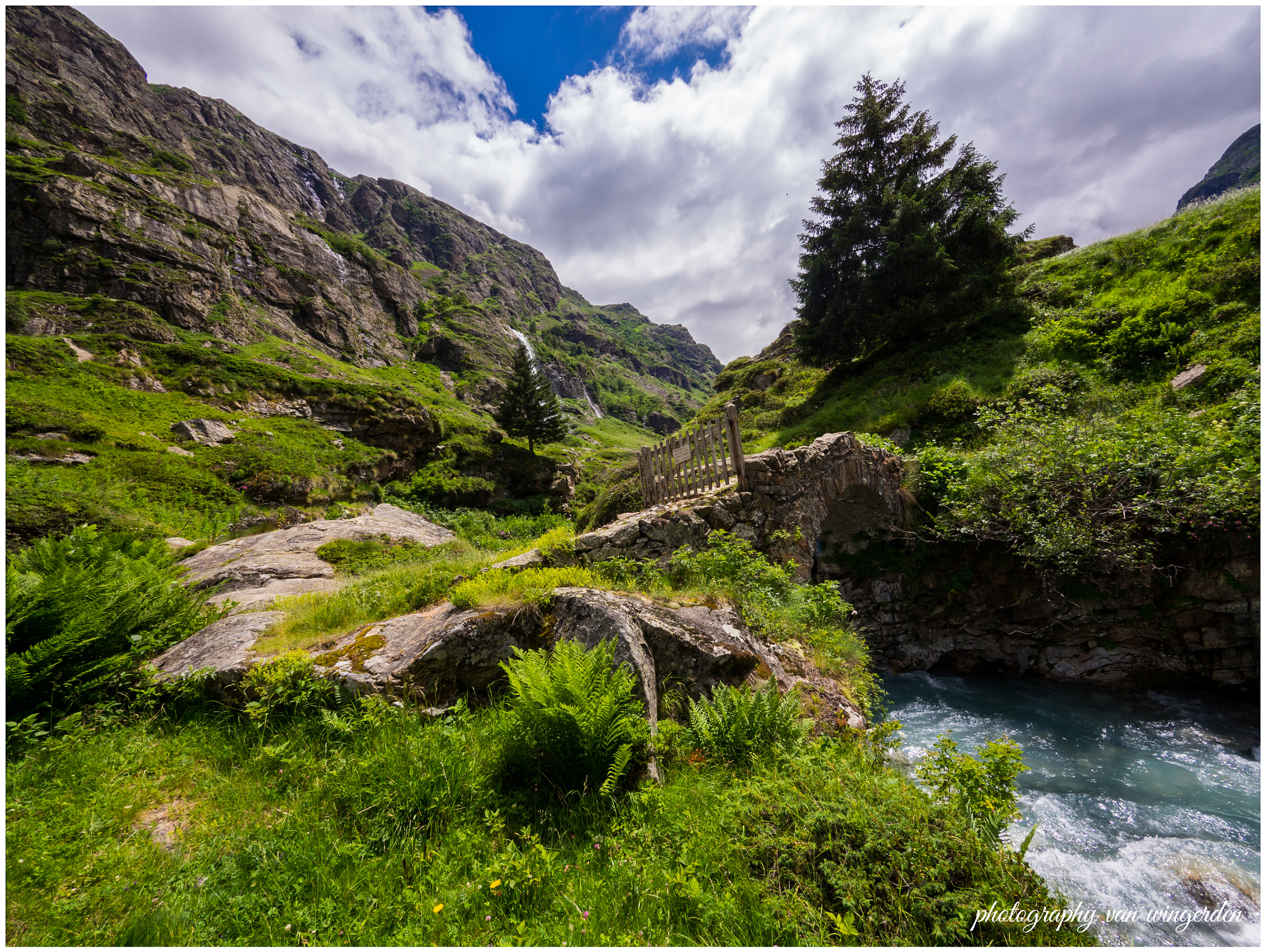 Olympus OM-D E-M10 II + Panasonic Lumix G Vario 7-14mm F4 ASPH sample photo. Old bridge photography