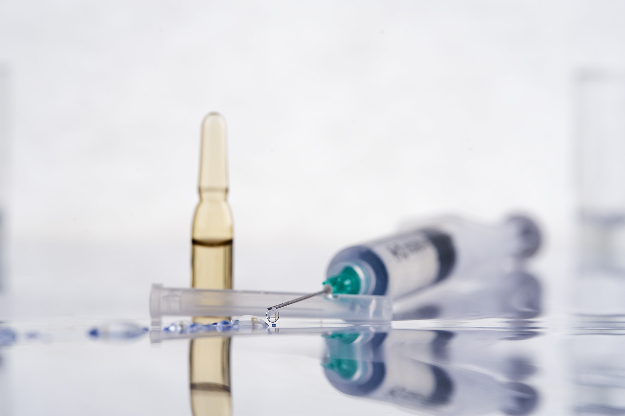 Nikon D700 + AF Micro-Nikkor 105mm f/2.8 sample photo. Syringe with medicament and ampule. selective focu photography