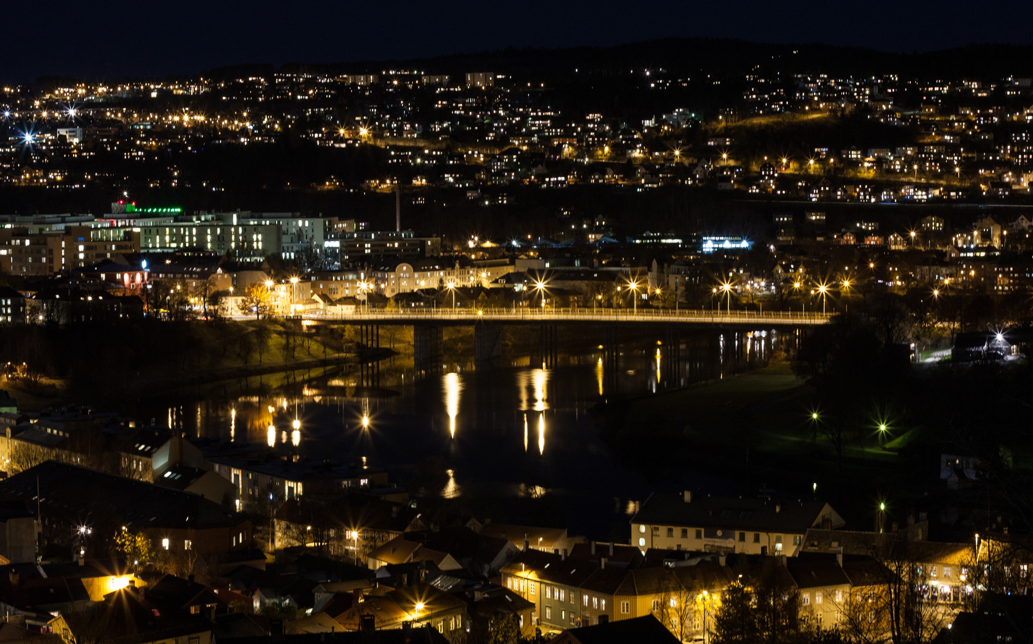 Canon EOS 450D (EOS Rebel XSi / EOS Kiss X2) + Canon EF 50mm F1.8 II sample photo. Trondheim by night photography